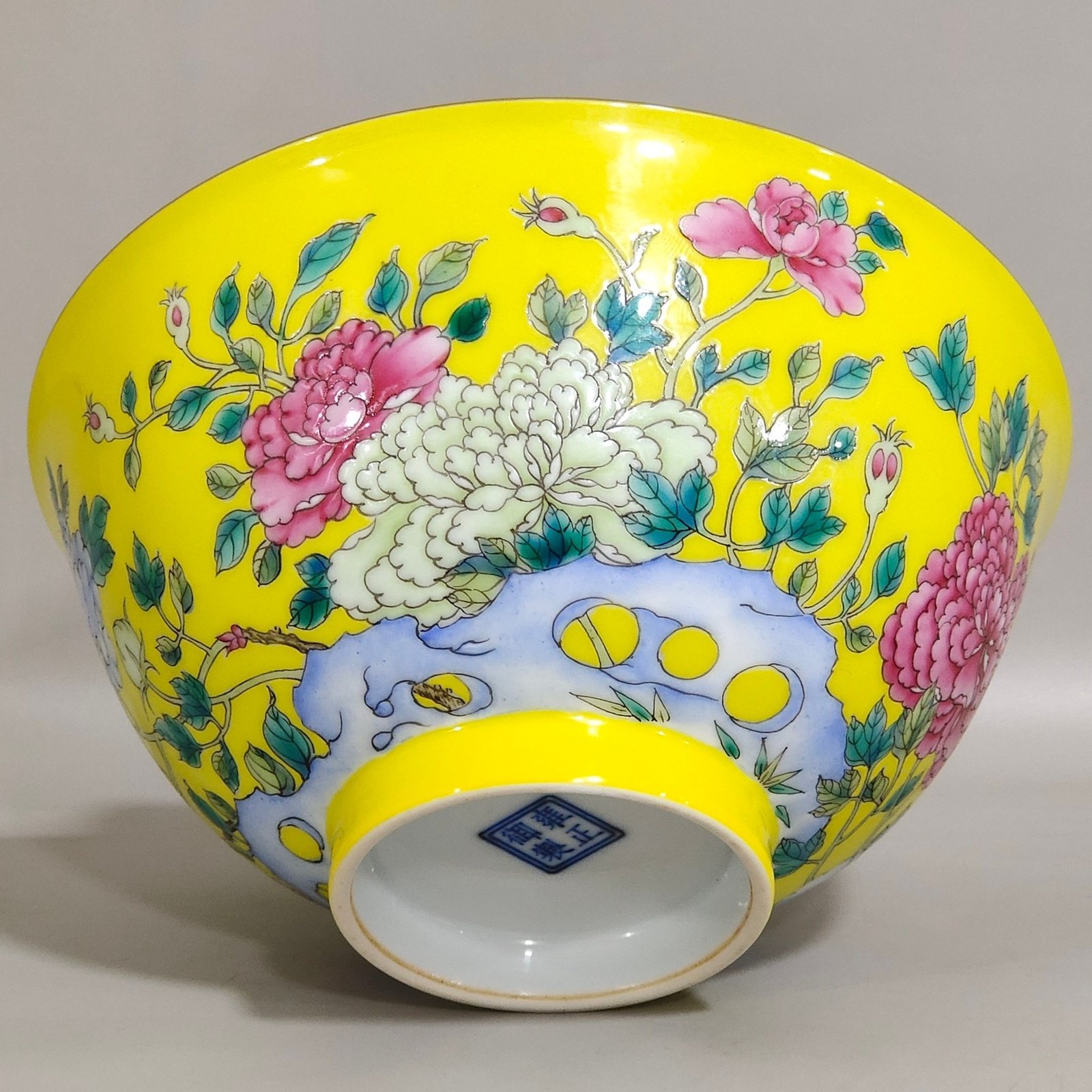 Qing Dynasty Yongzheng A lemon yellow glazed peony bowl made