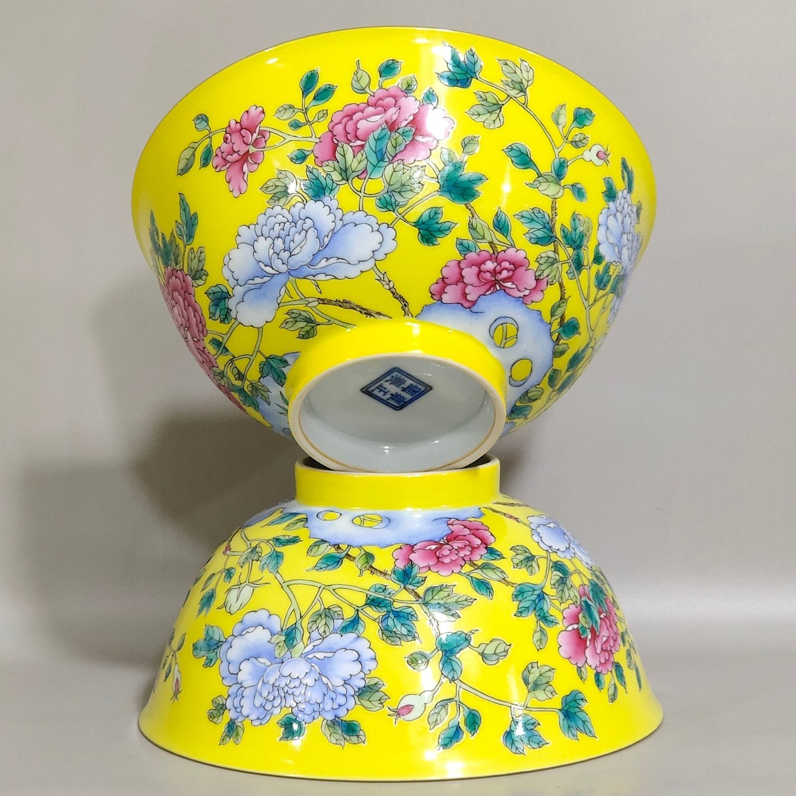 Qing Dynasty Yongzheng A lemon yellow glazed peony bowl made