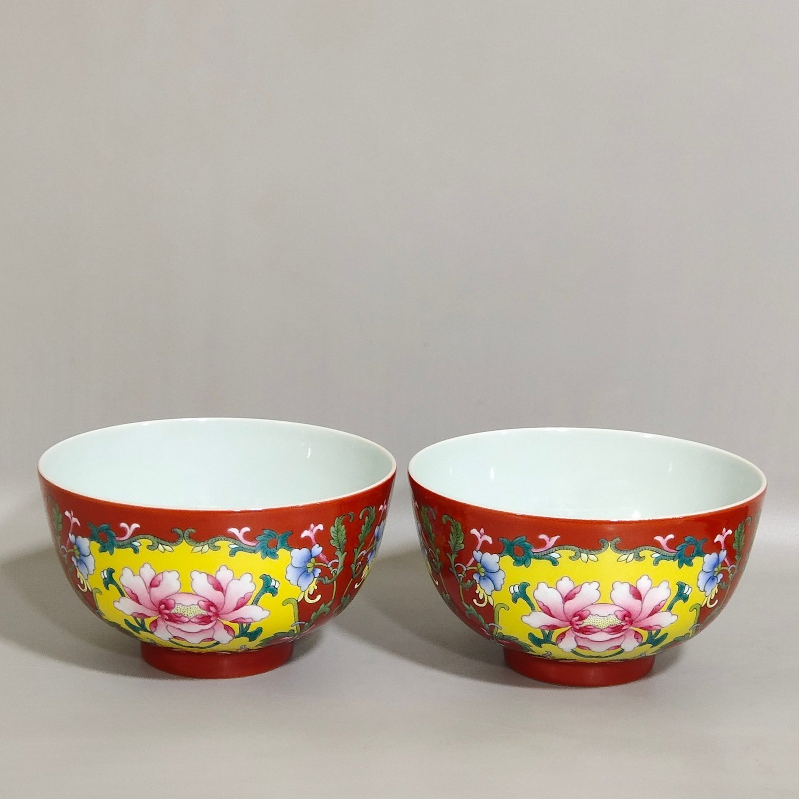 Qing Dynasty Yongzheng Coral red windowed flower bowl