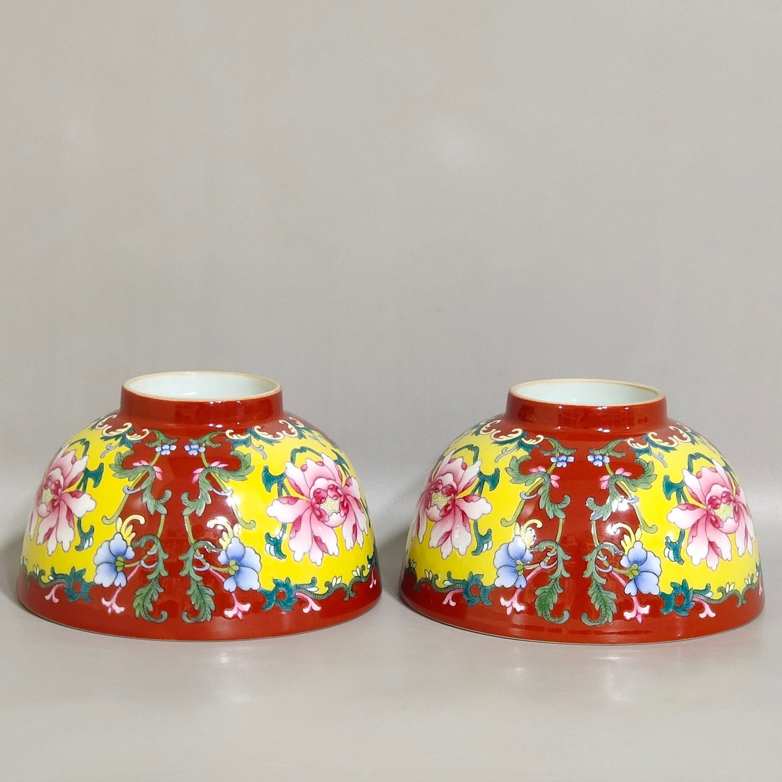 Qing Dynasty Yongzheng Coral red windowed flower bowl