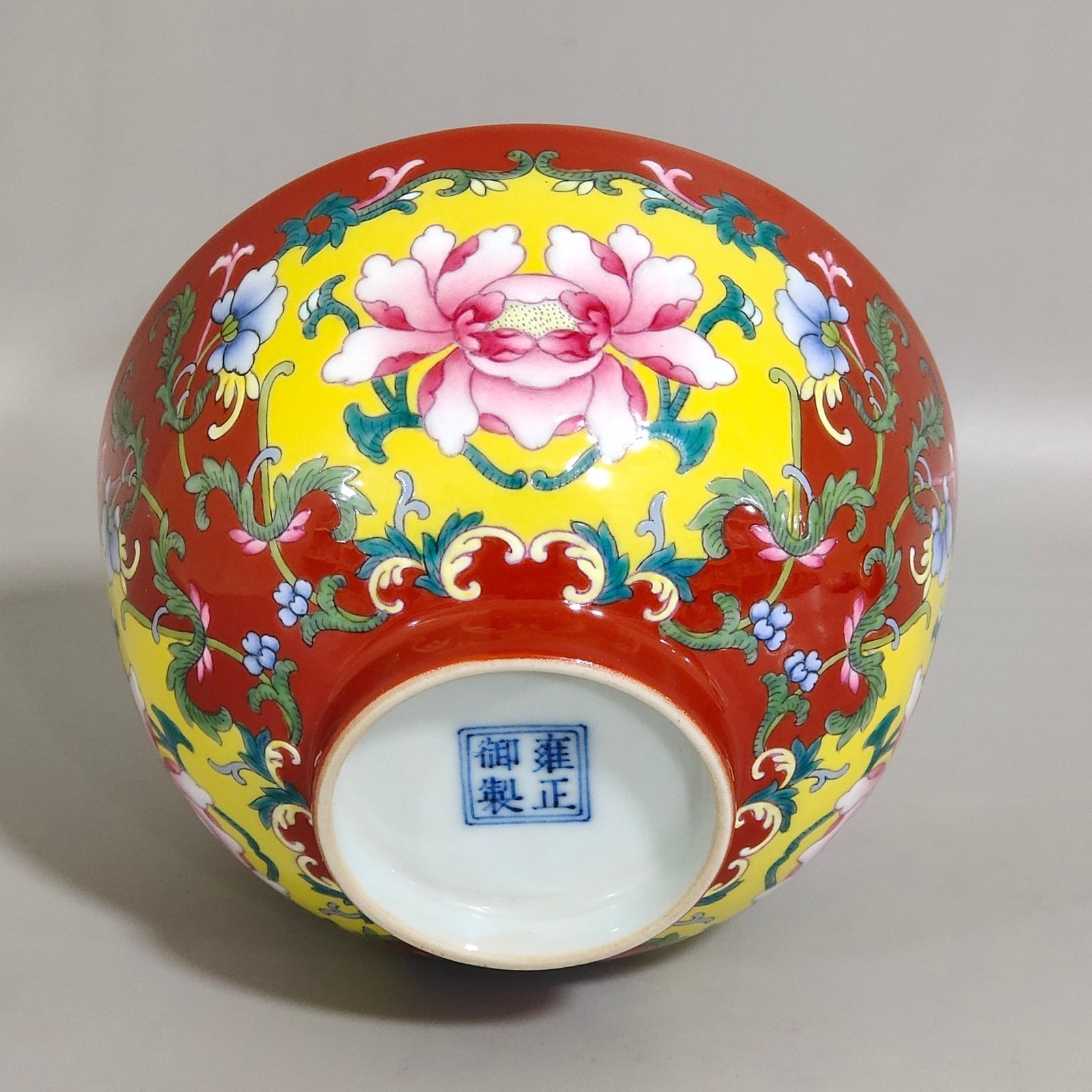 Qing Dynasty Yongzheng Coral red windowed flower bowl