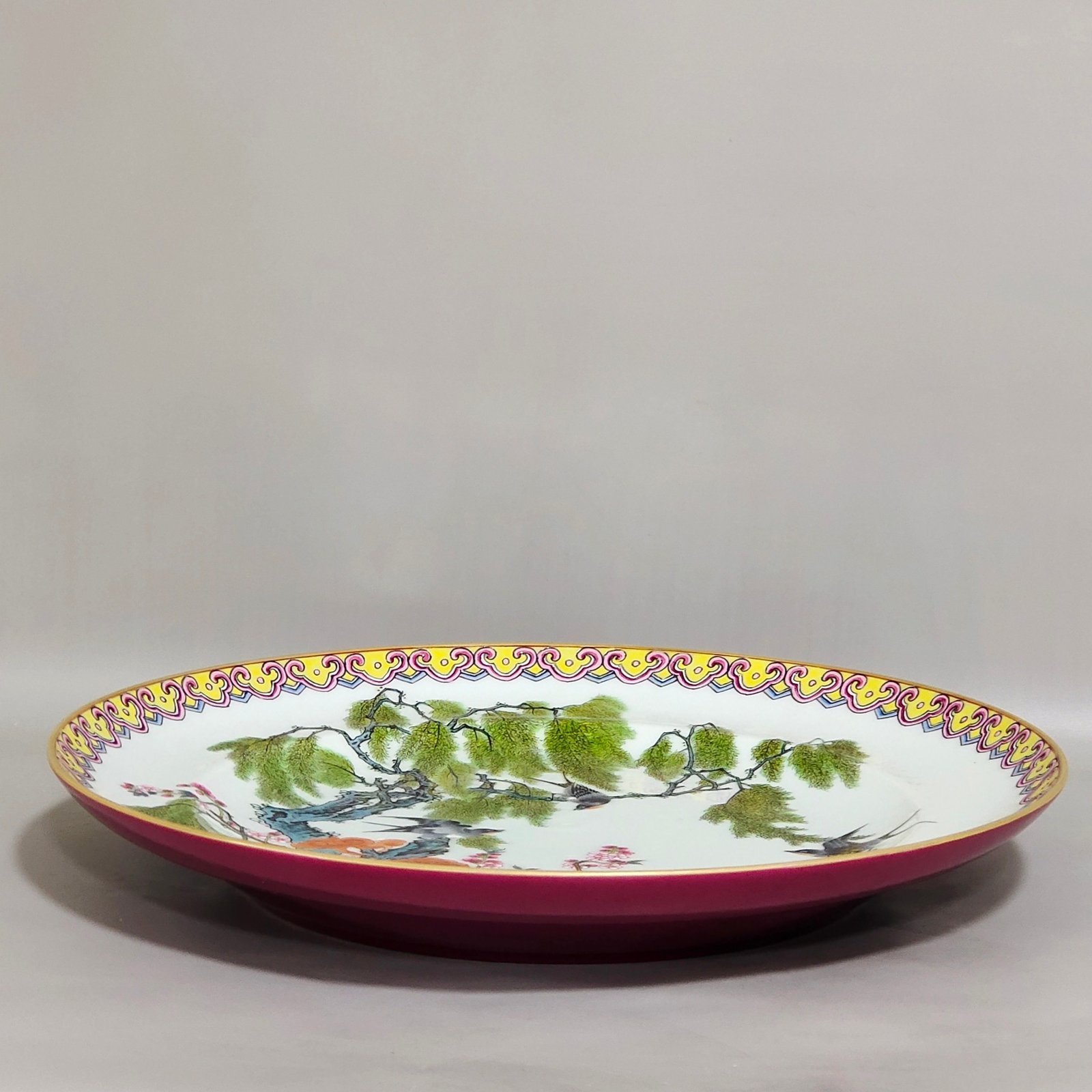 Qing Dynasty Yongzheng An enamel-colored rouge red willow swallow dish
