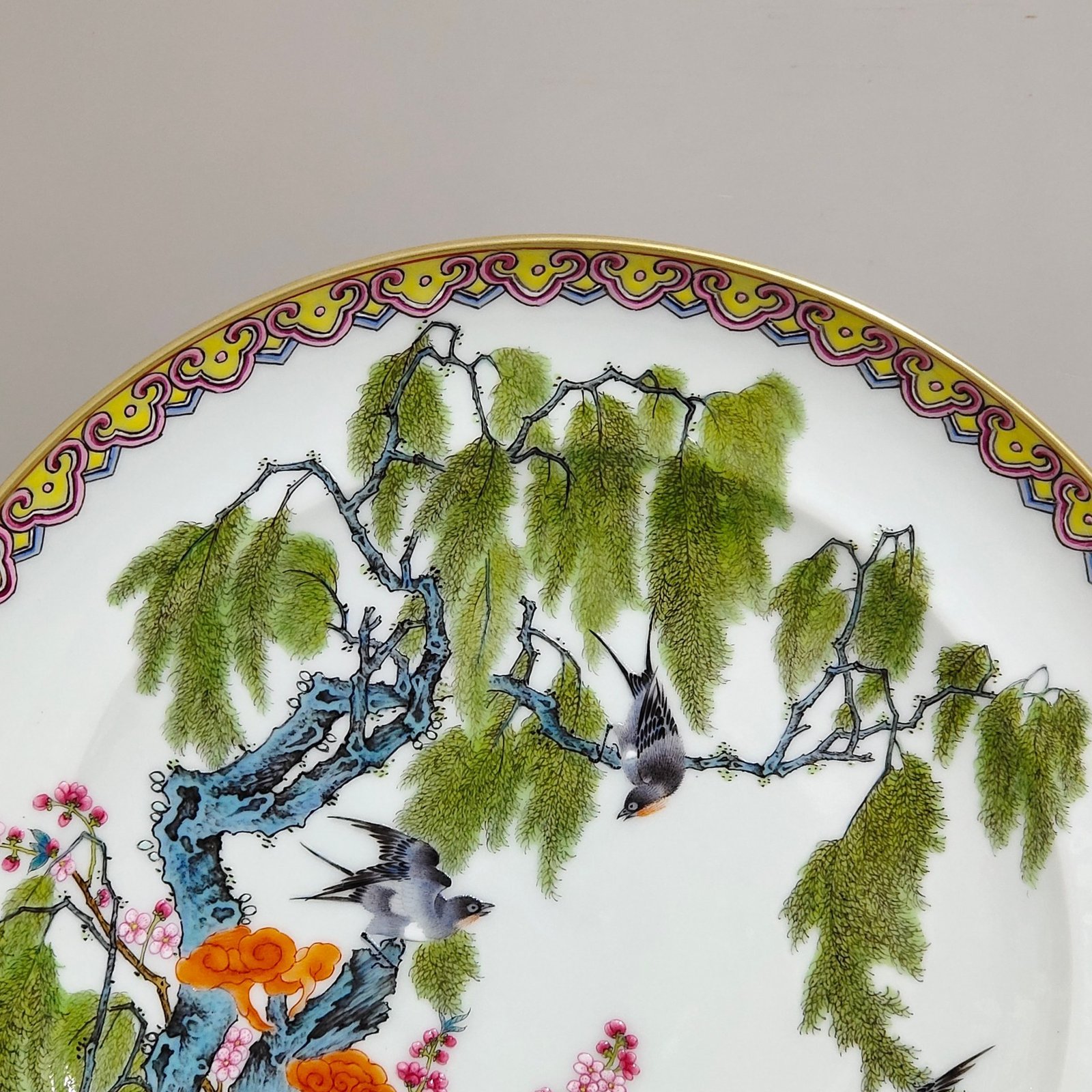Qing Dynasty Yongzheng An enamel-colored rouge red willow swallow dish