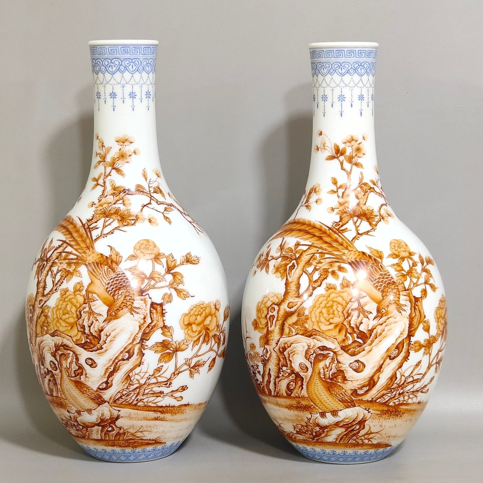 Qing Dynasty olive vase with emerald edges