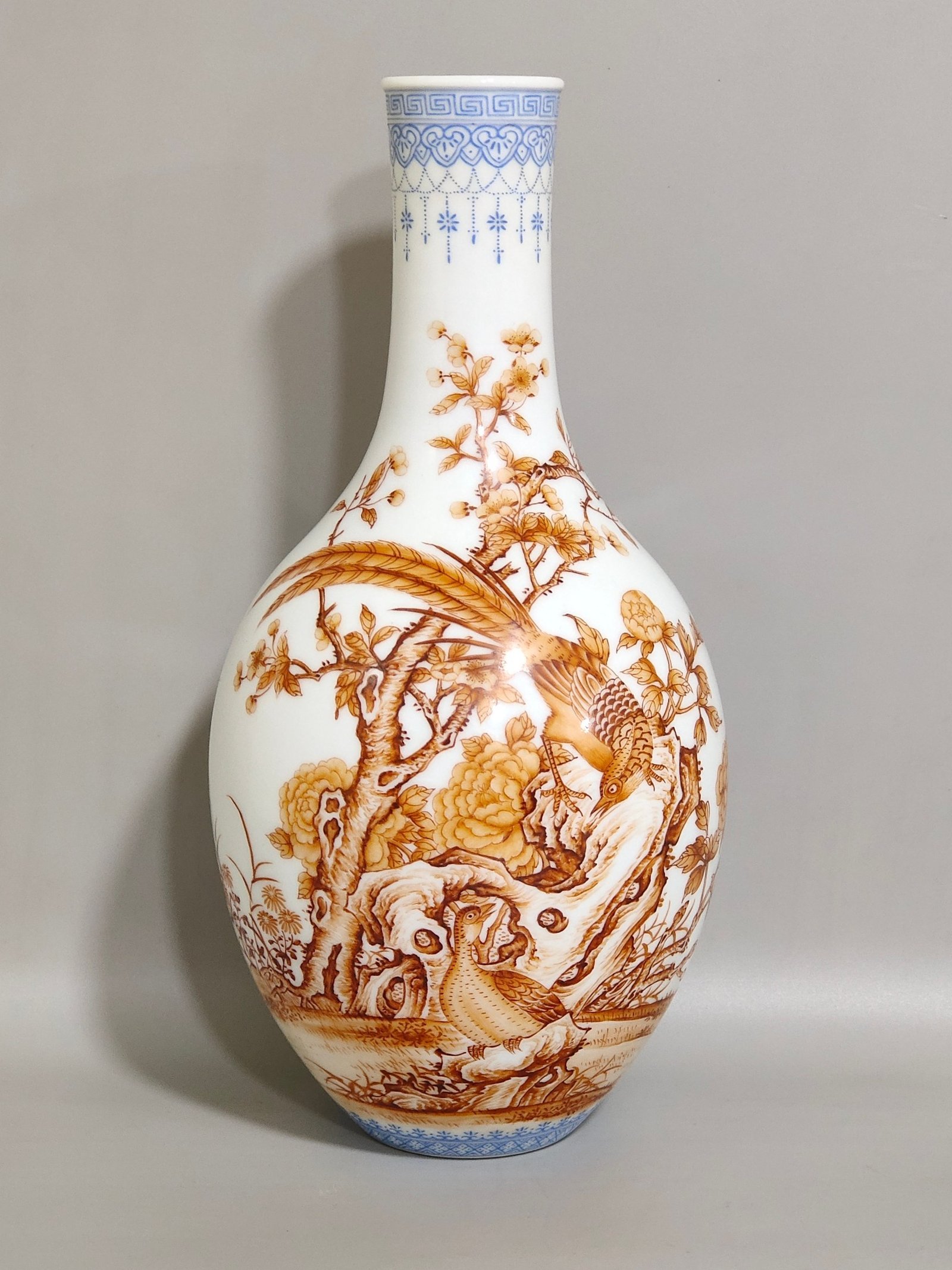 Qing Dynasty olive vase with emerald edges