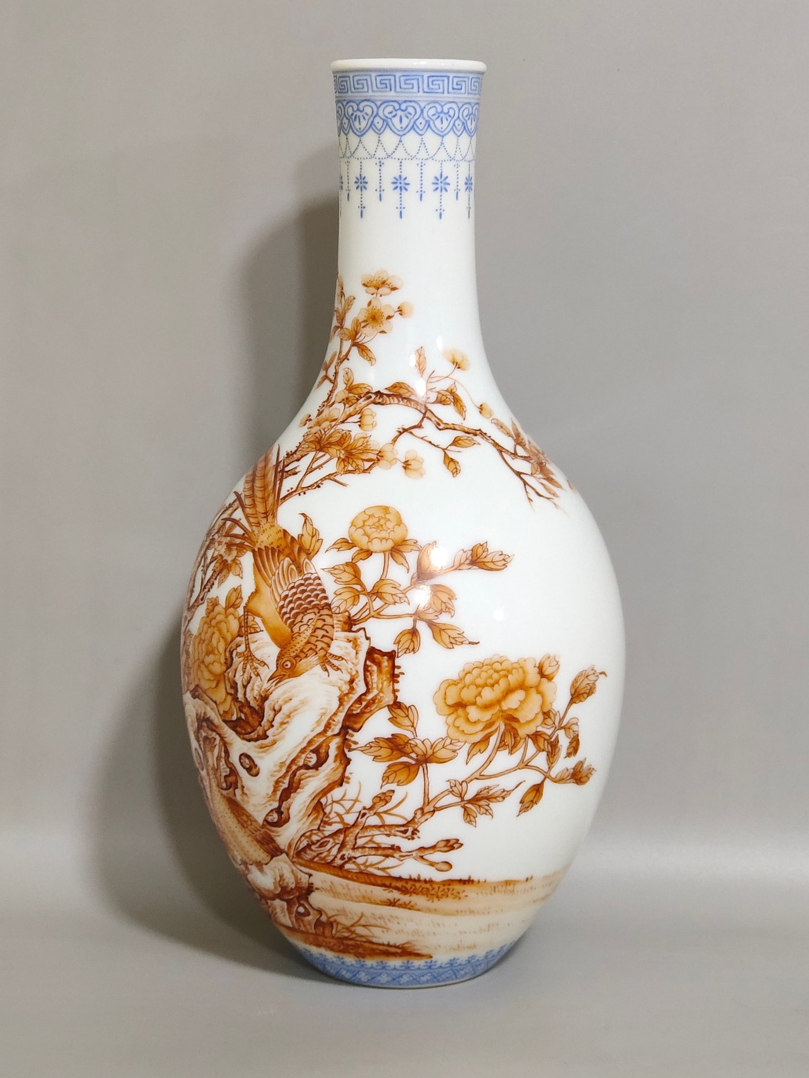 Qing Dynasty olive vase with emerald edges