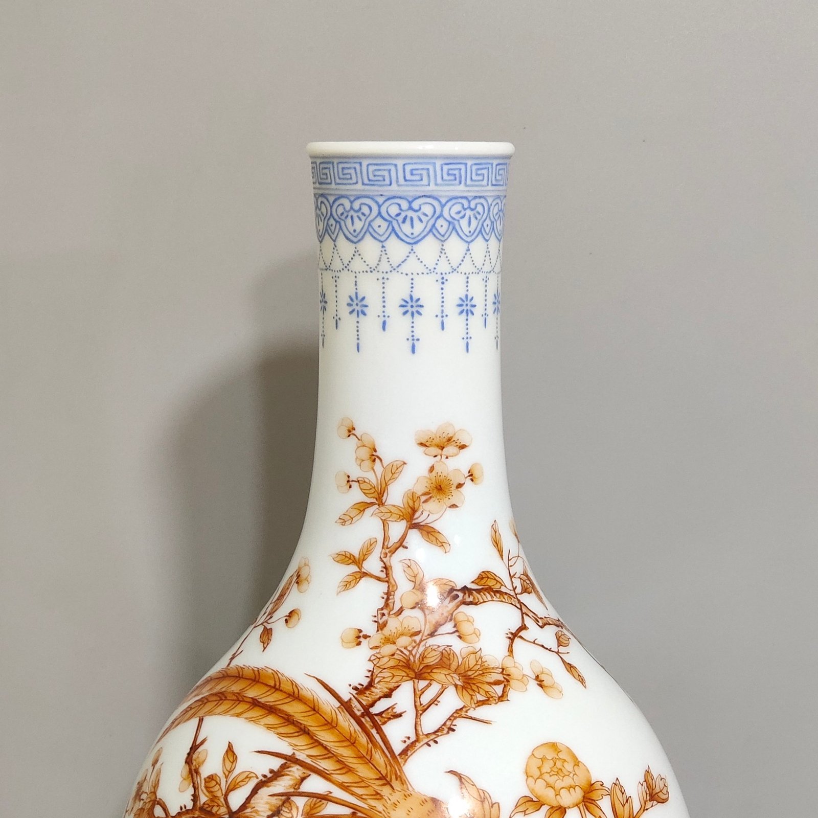 Qing Dynasty olive vase with emerald edges