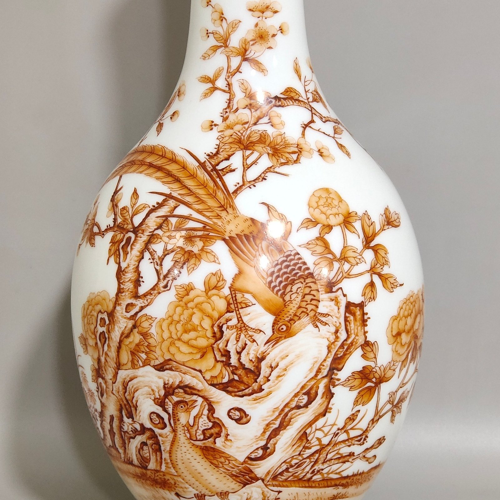 Qing Dynasty olive vase with emerald edges