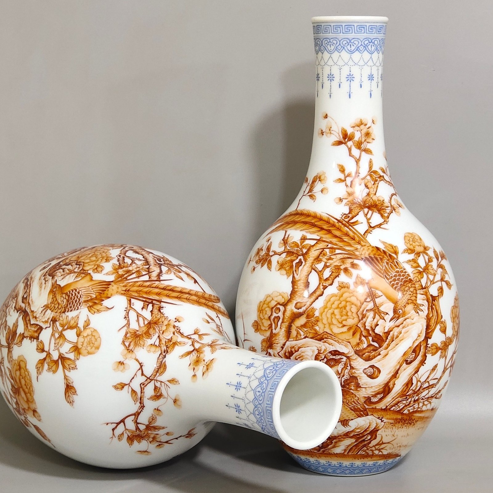 Qing Dynasty olive vase with emerald edges