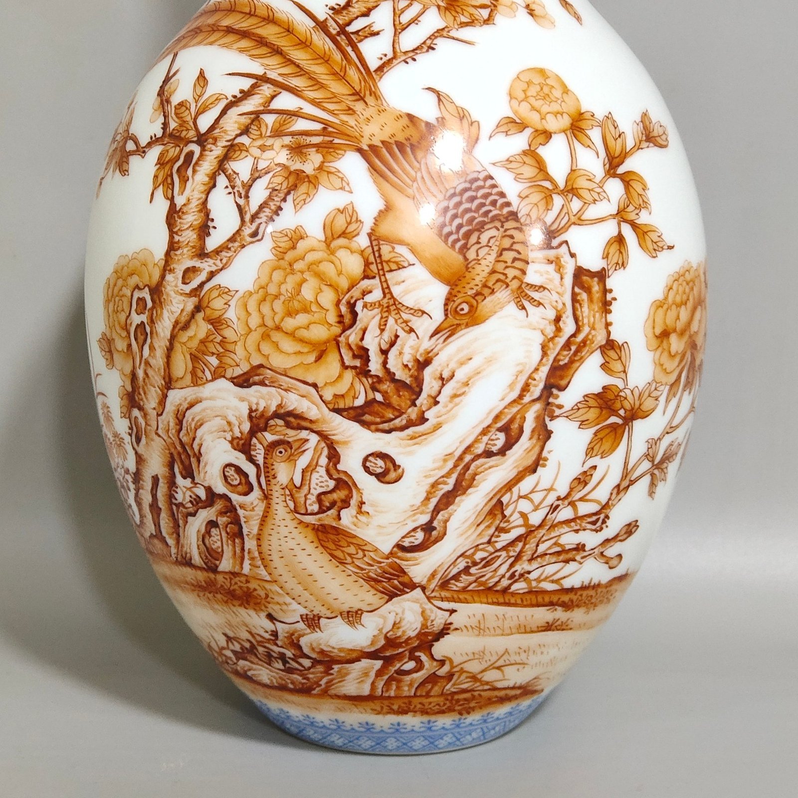 Qing Dynasty olive vase with emerald edges