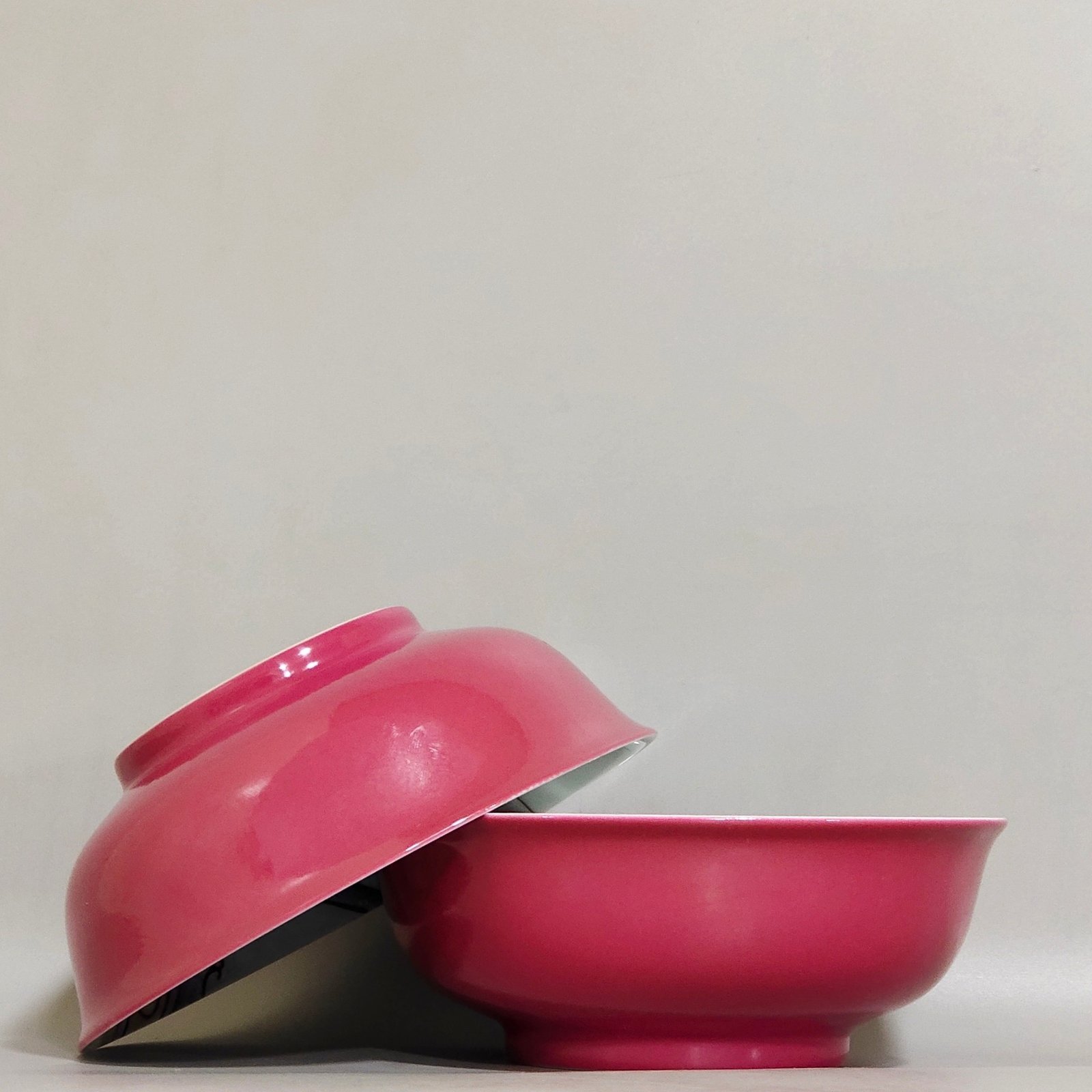 Qing Dynasty Yongzheng A rouge-red bowl with a picture of a godchild on the inside