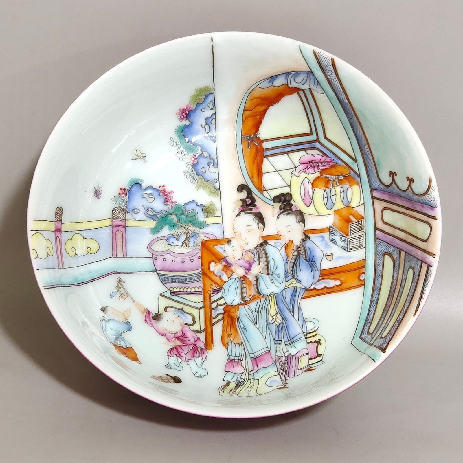 Qing Dynasty Yongzheng A rouge-red bowl with a picture of a godchild on the inside