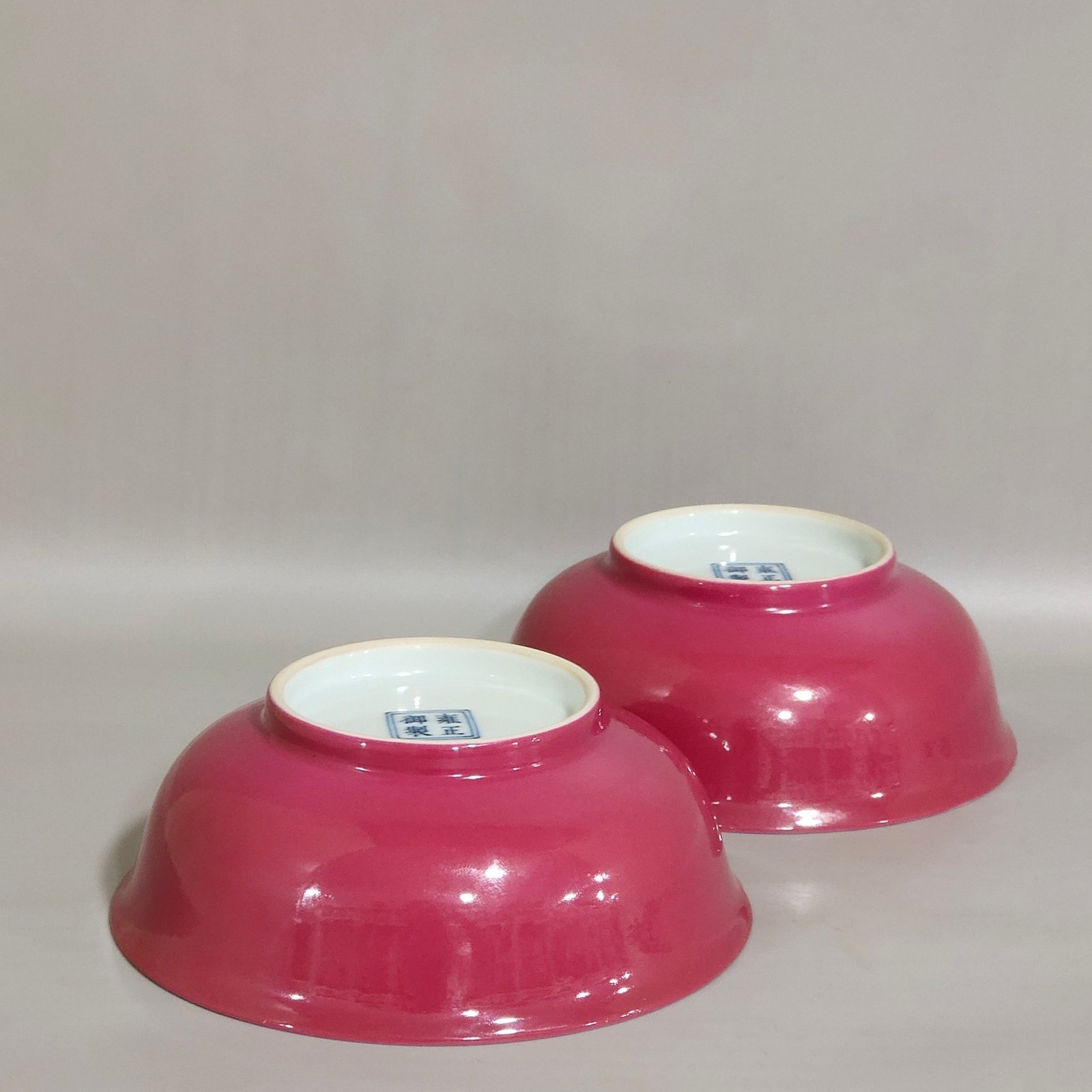 Qing Dynasty Yongzheng A rouge-red bowl with a picture of a godchild on the inside