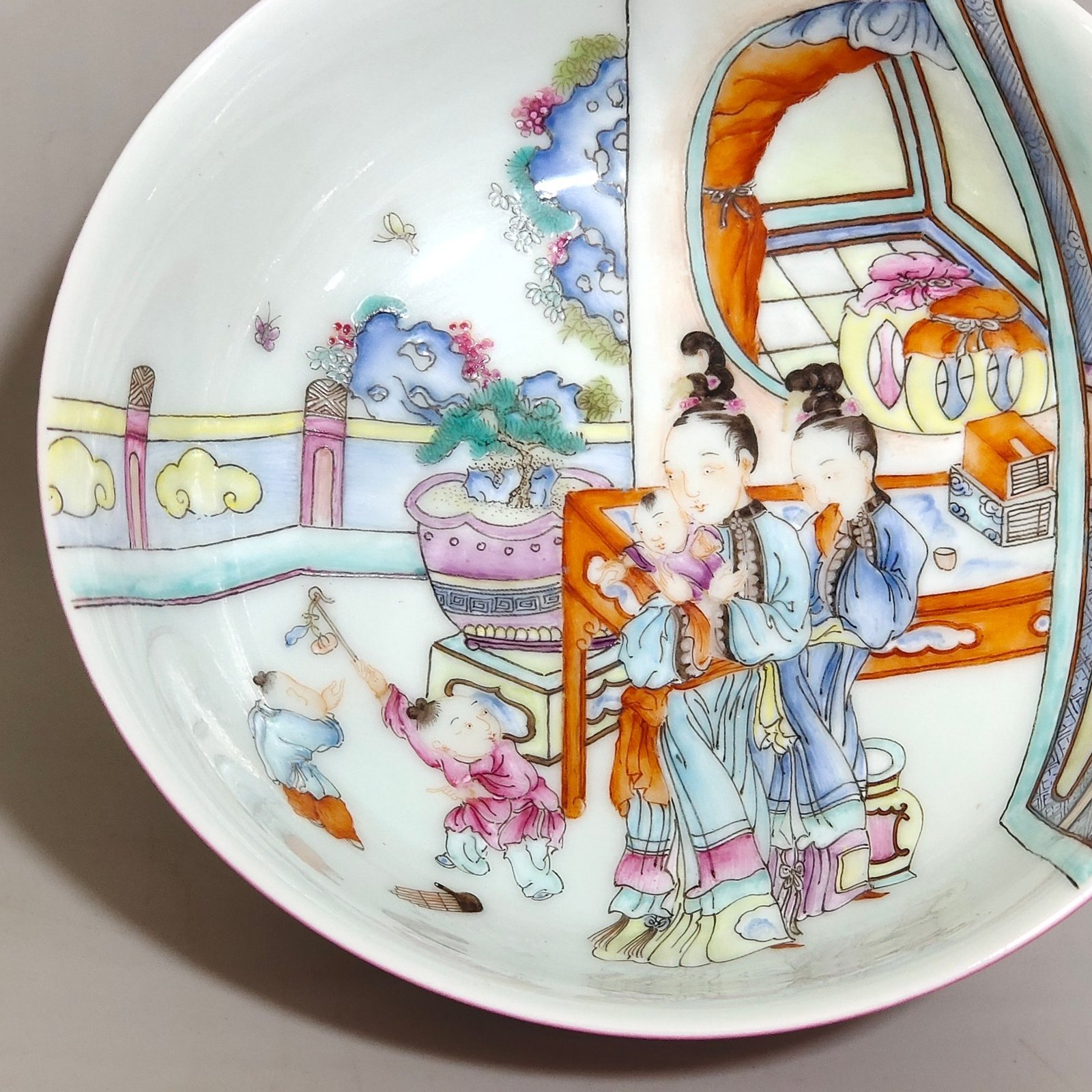 Qing Dynasty Yongzheng A rouge-red bowl with a picture of a godchild on the inside