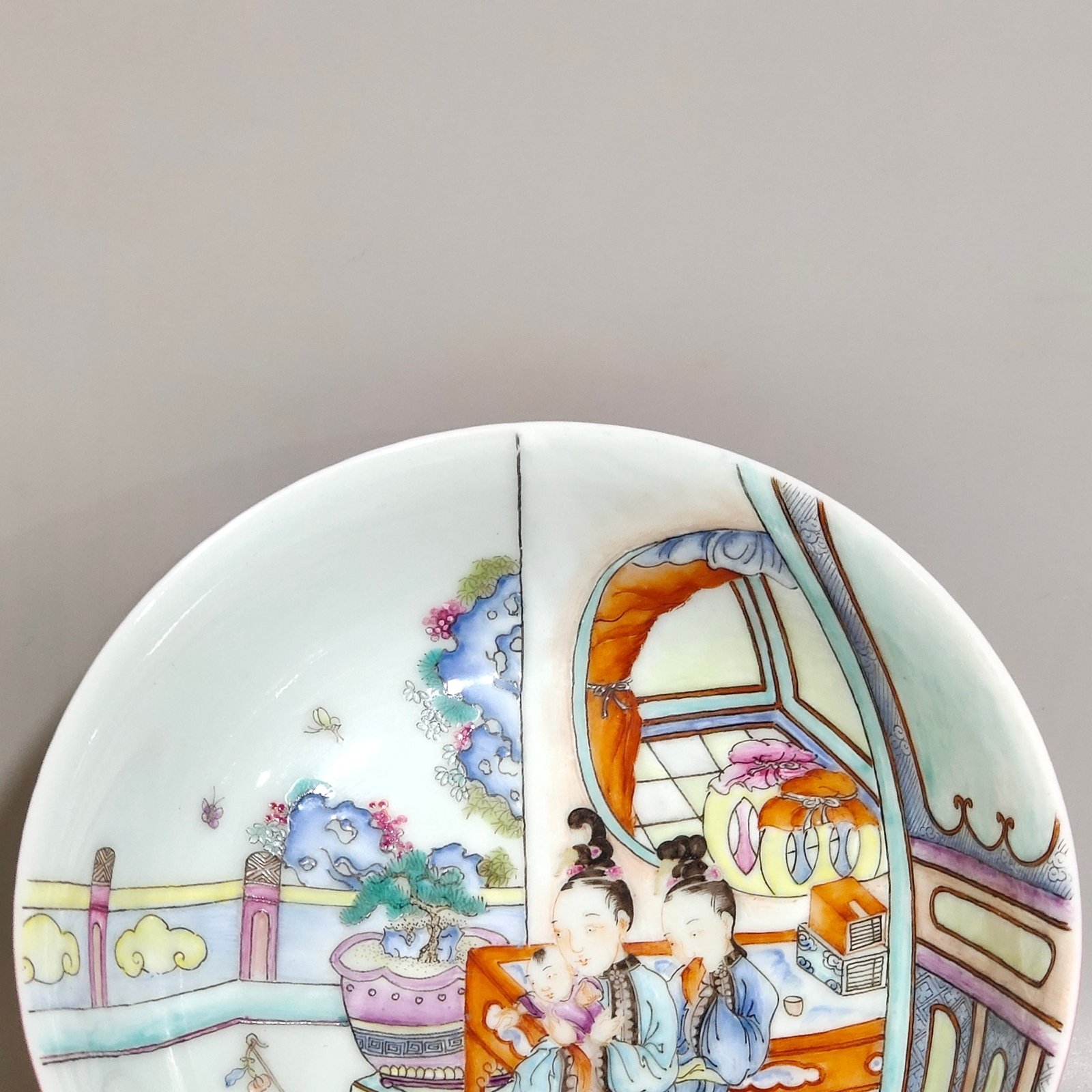 Qing Dynasty Yongzheng A rouge-red bowl with a picture of a godchild on the inside