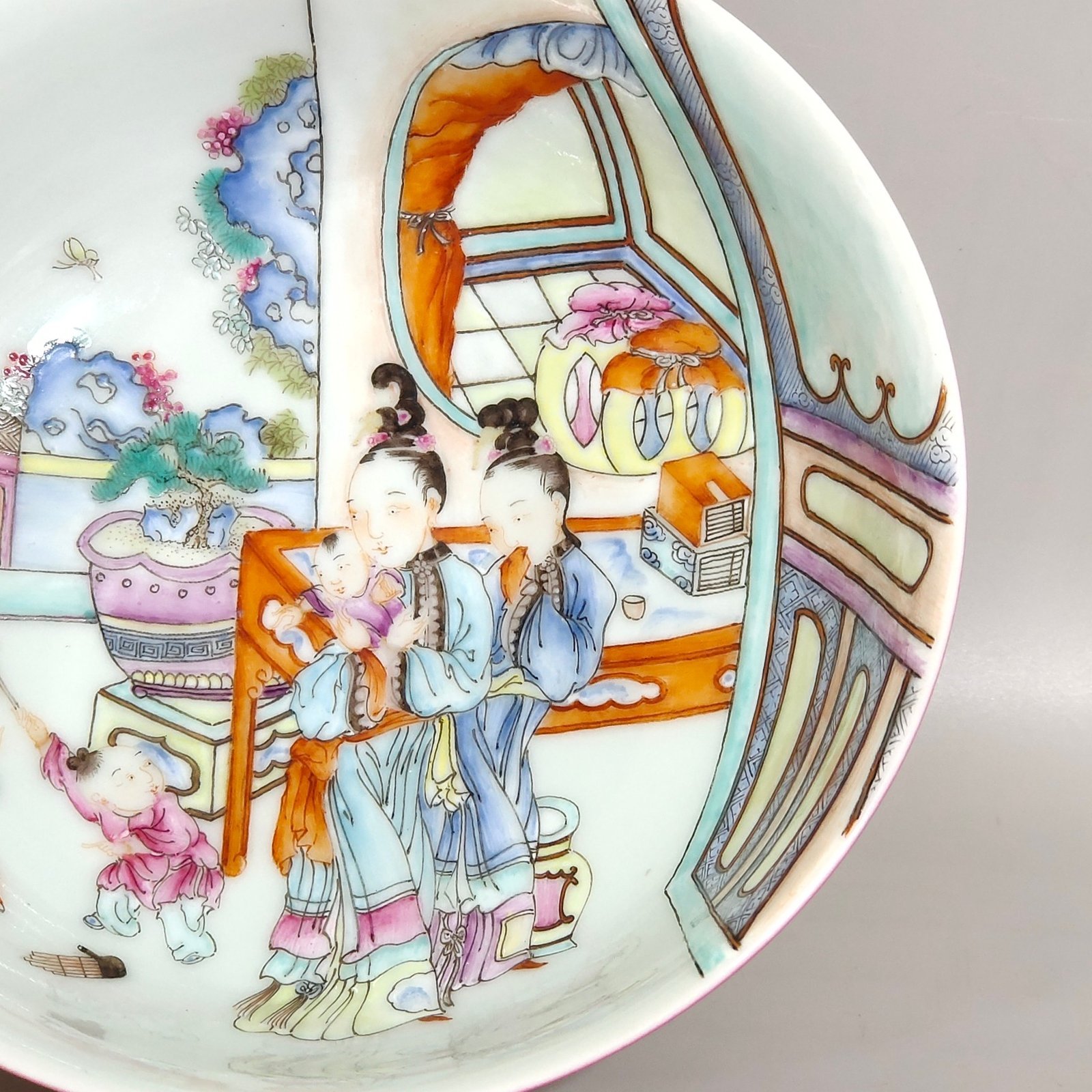 Qing Dynasty Yongzheng A rouge-red bowl with a picture of a godchild on the inside