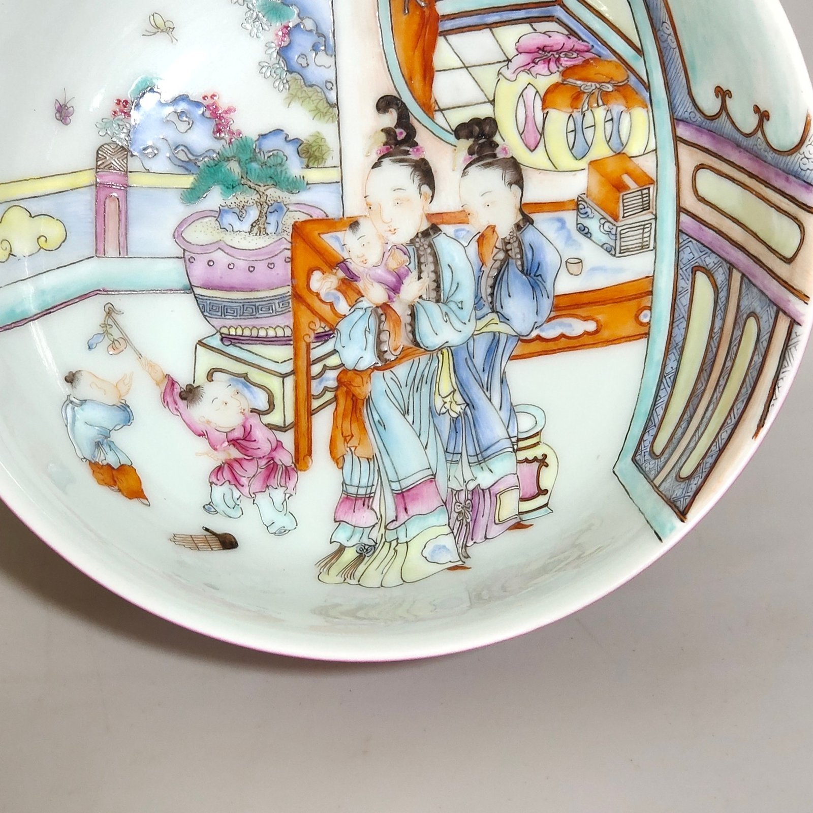 Qing Dynasty Yongzheng A rouge-red bowl with a picture of a godchild on the inside