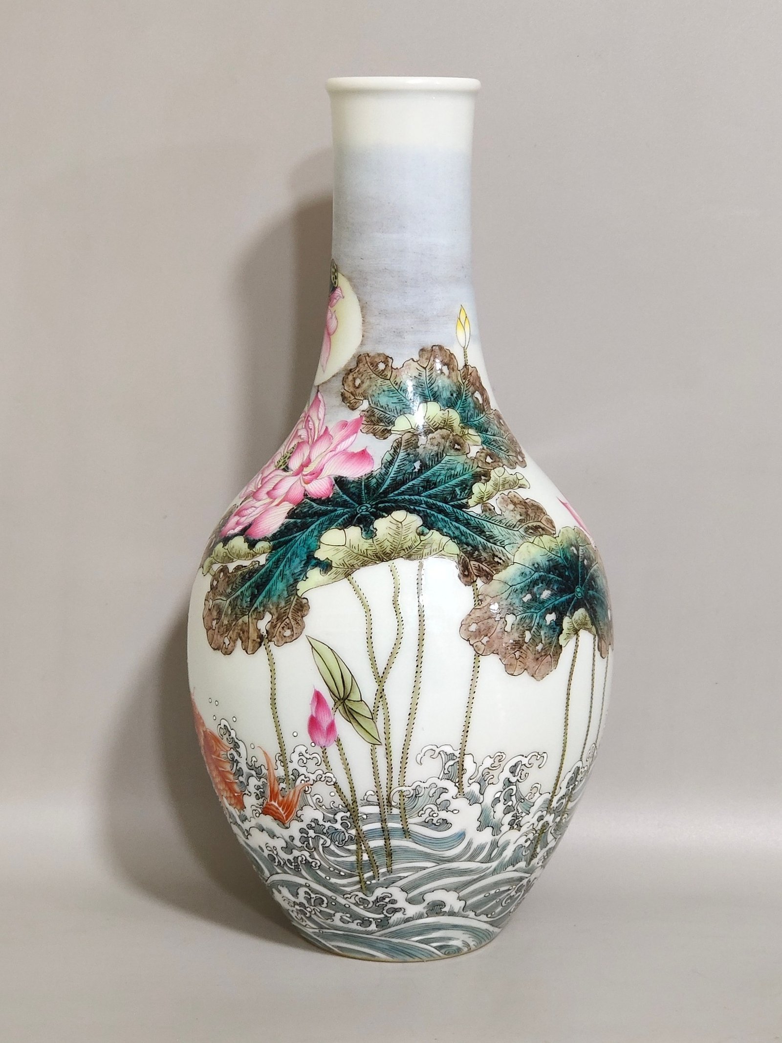 Qing Dynasty Yongzheng Lotus carp olive vase