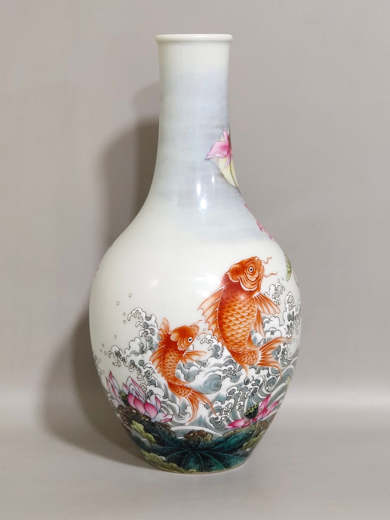 Qing Dynasty Yongzheng Lotus carp olive vase
