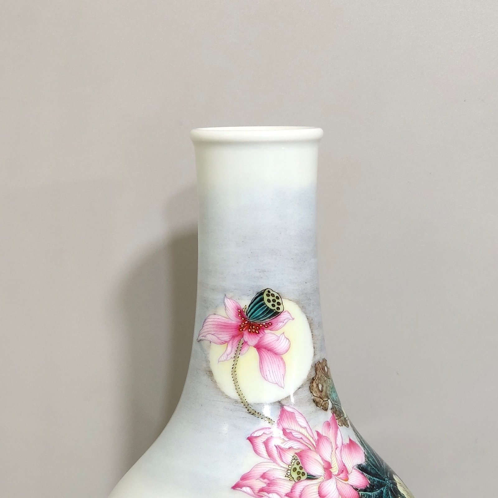 Qing Dynasty Yongzheng Lotus carp olive vase