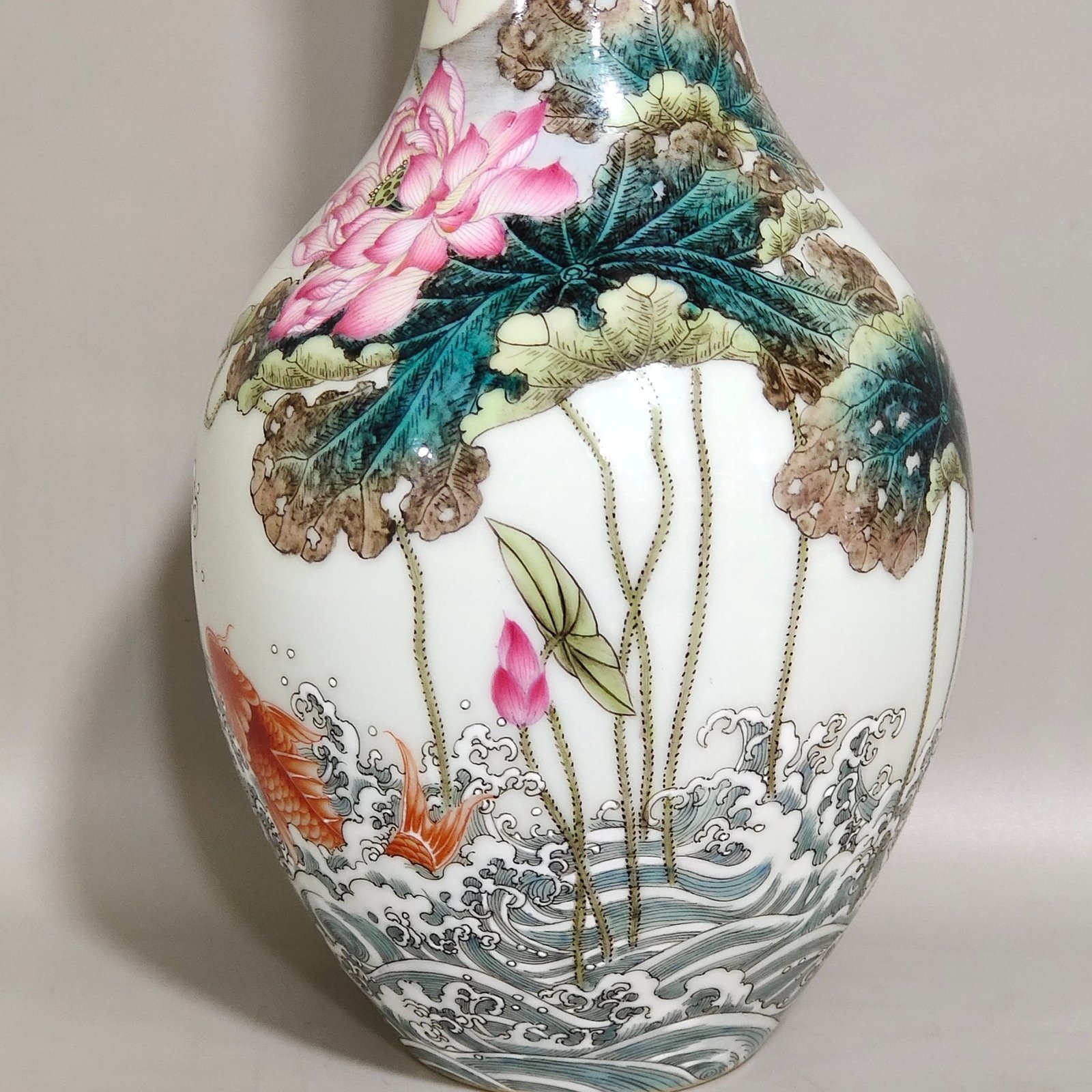 Qing Dynasty Yongzheng Lotus carp olive vase