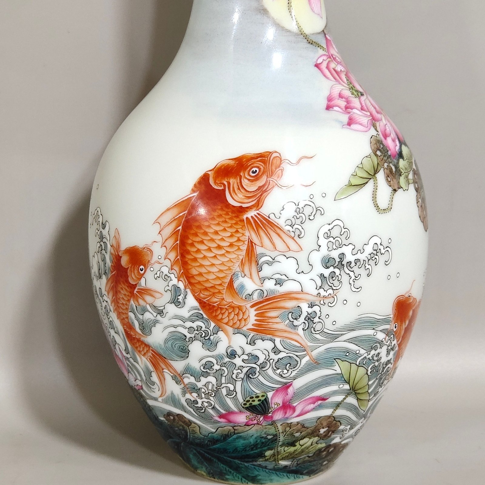 Qing Dynasty Yongzheng Lotus carp olive vase