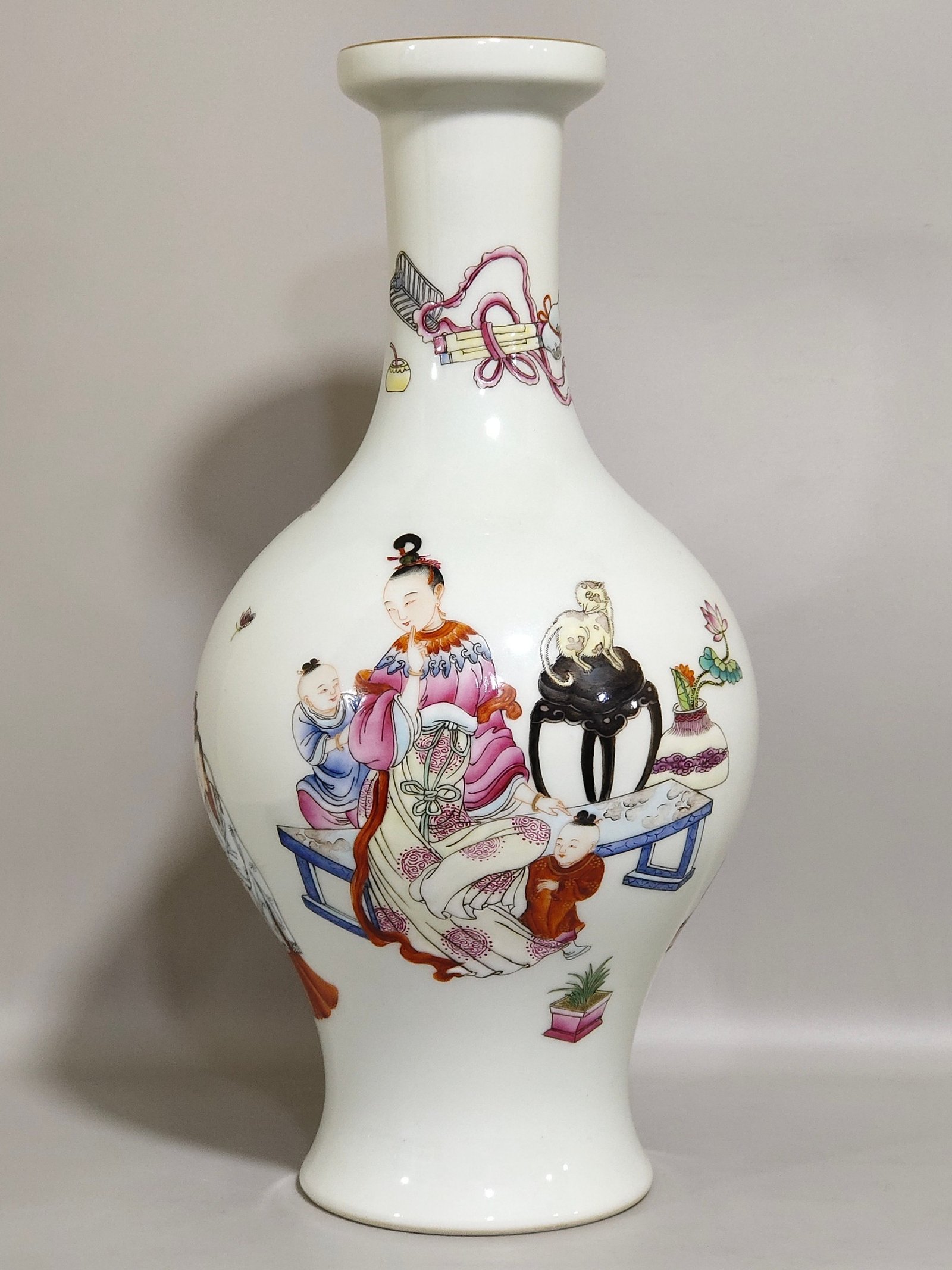 Qing Dynasty Yongzheng Jiaozi Tu olive vase