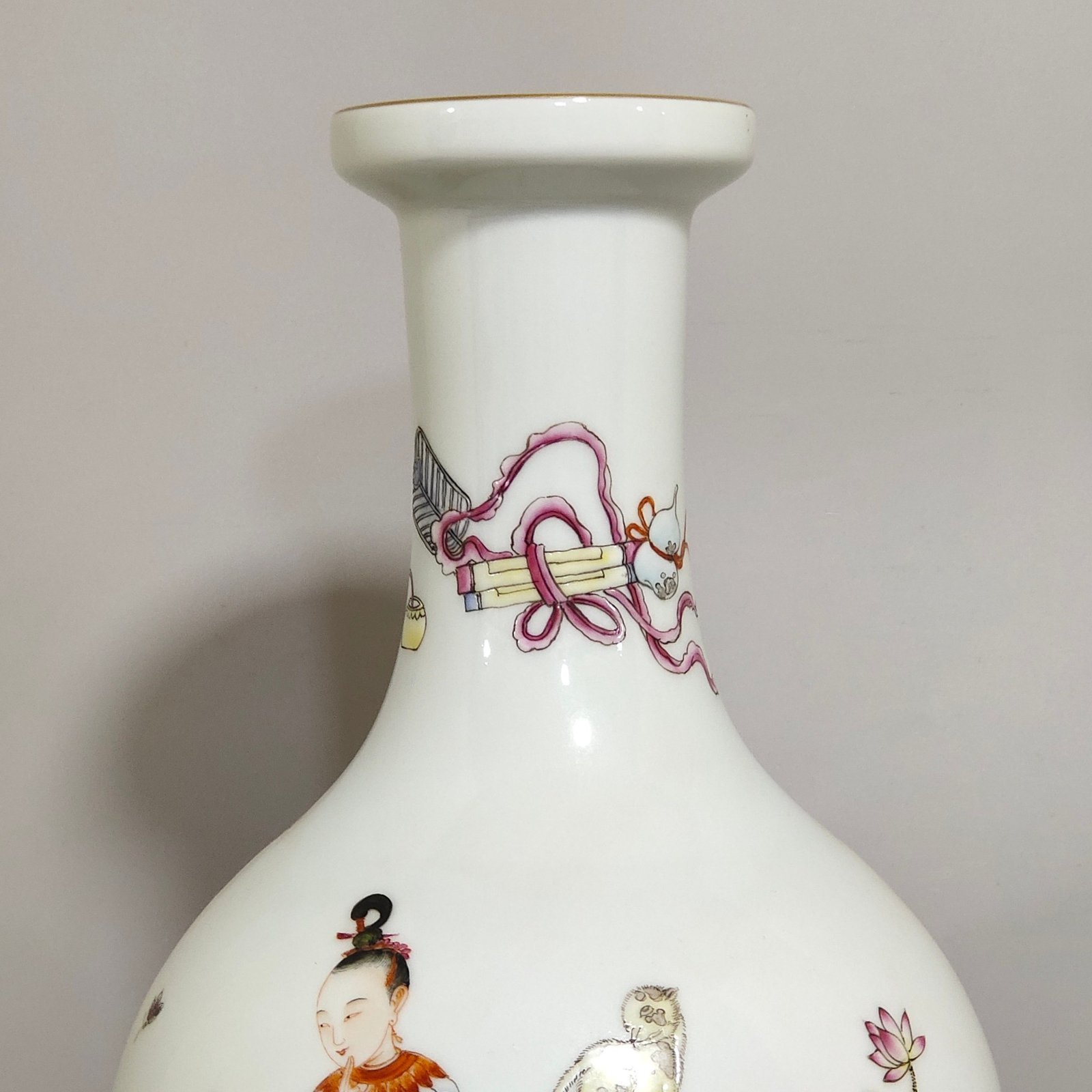 Qing Dynasty Yongzheng Jiaozi Tu olive vase
