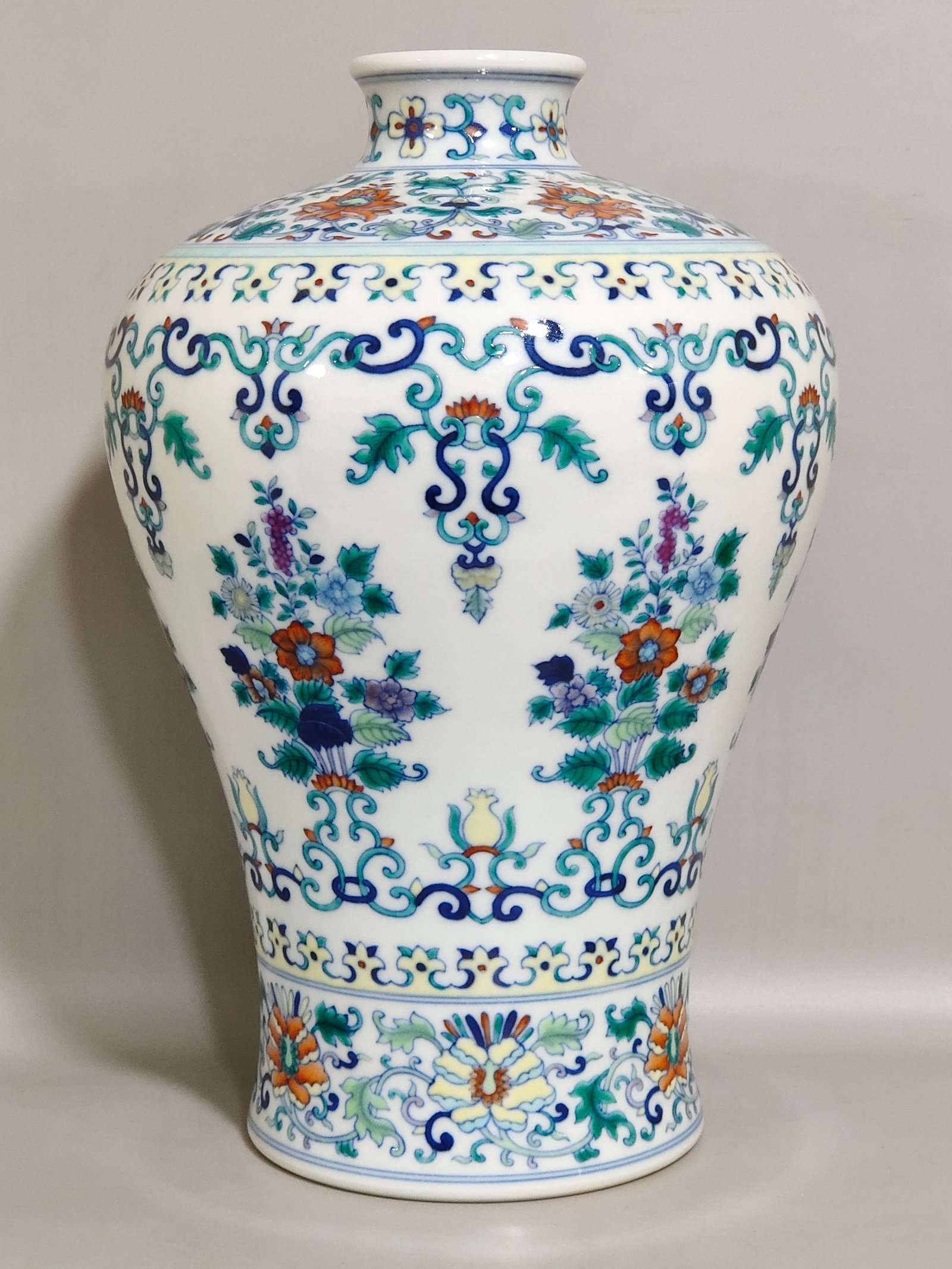 Qing Dynasty Yongzheng Doucai flower plum vase