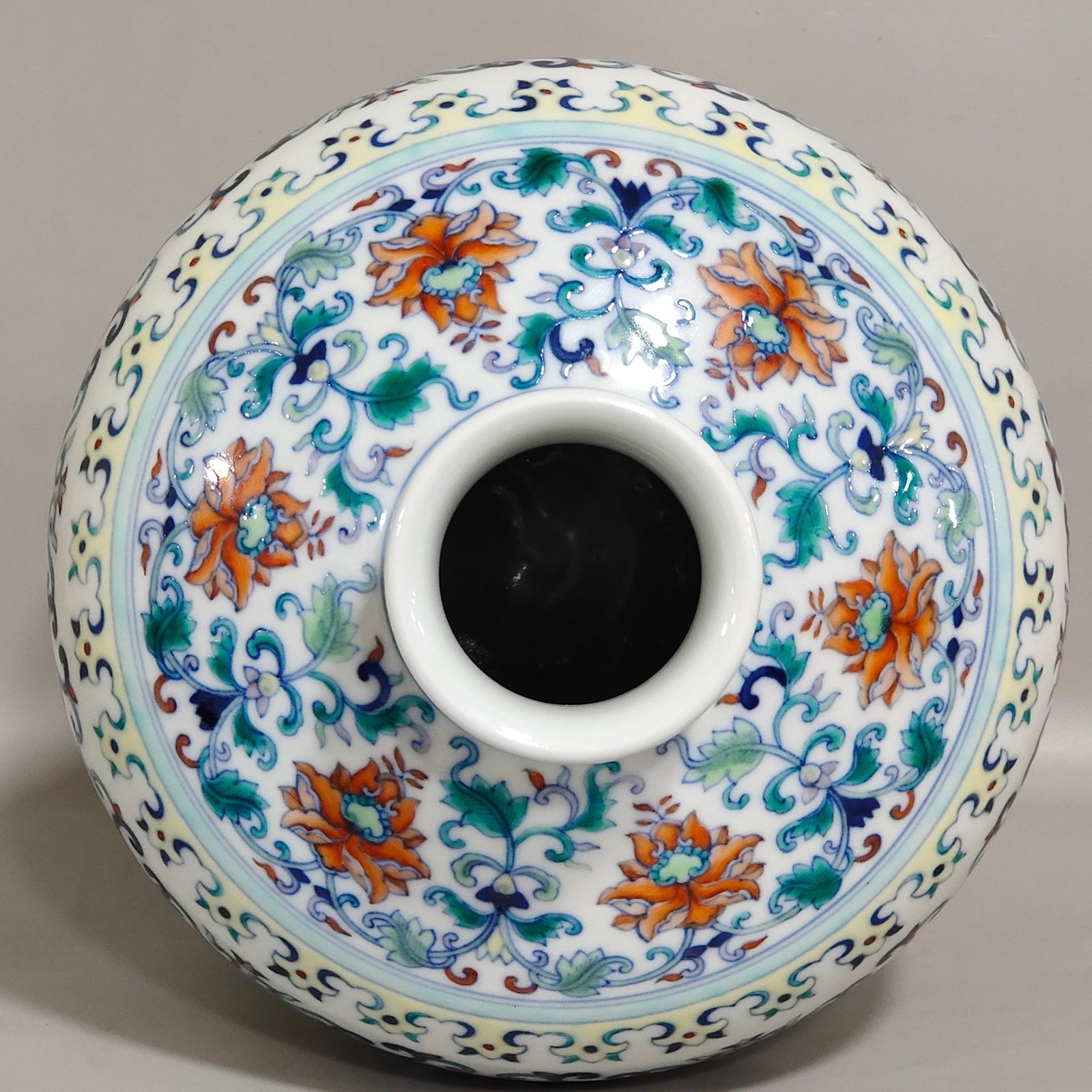 Qing Dynasty Yongzheng Doucai flower plum vase