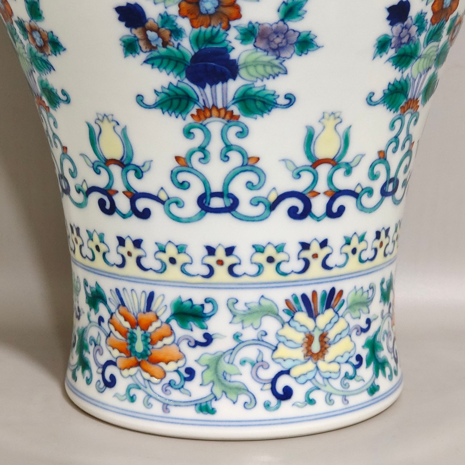 Qing Dynasty Yongzheng Doucai flower plum vase