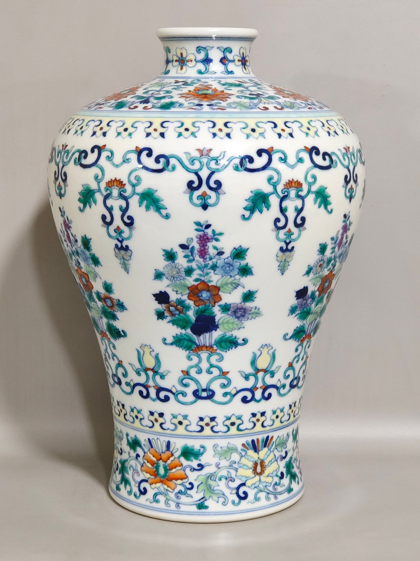 Qing Dynasty Yongzheng Doucai flower plum vase