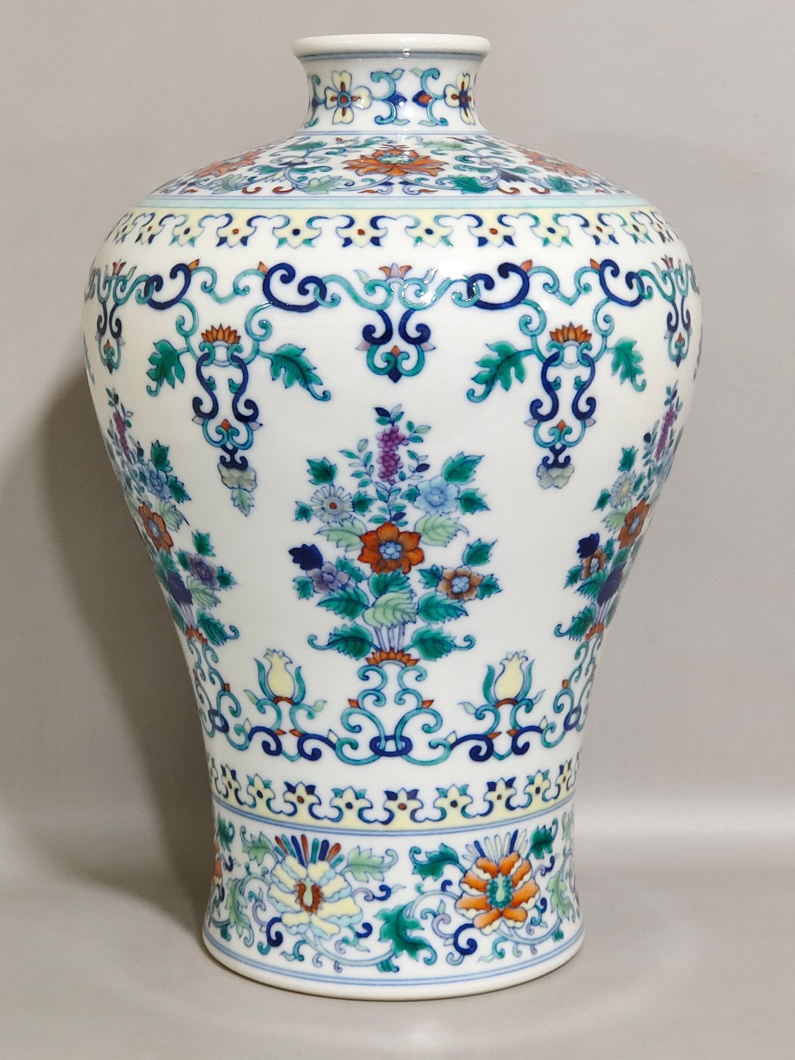 Qing Dynasty Yongzheng Doucai flower plum vase