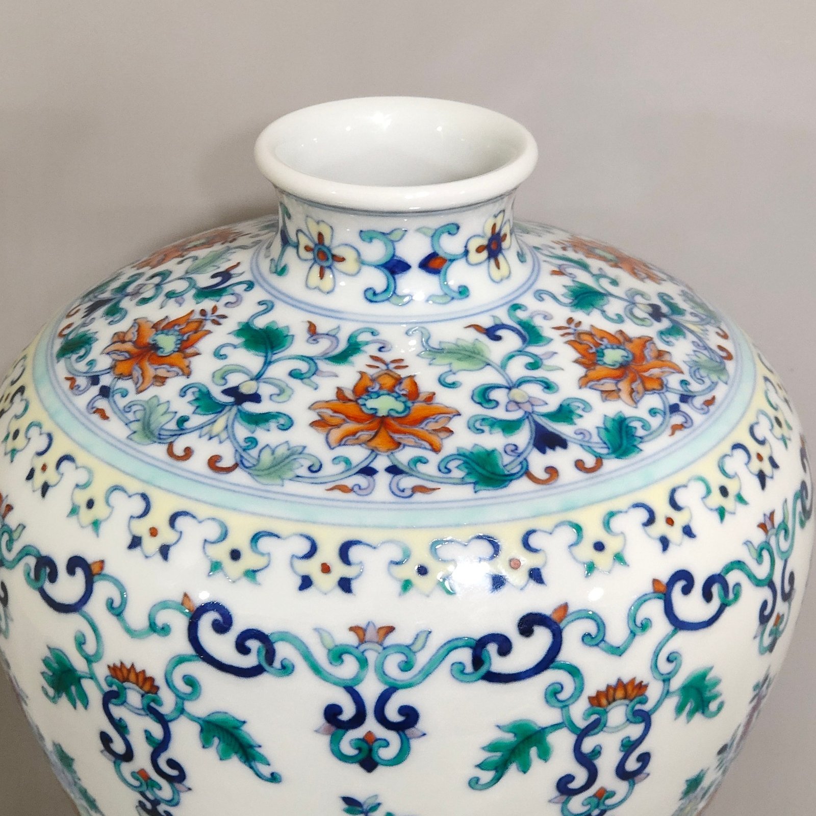 Qing Dynasty Yongzheng Doucai flower plum vase