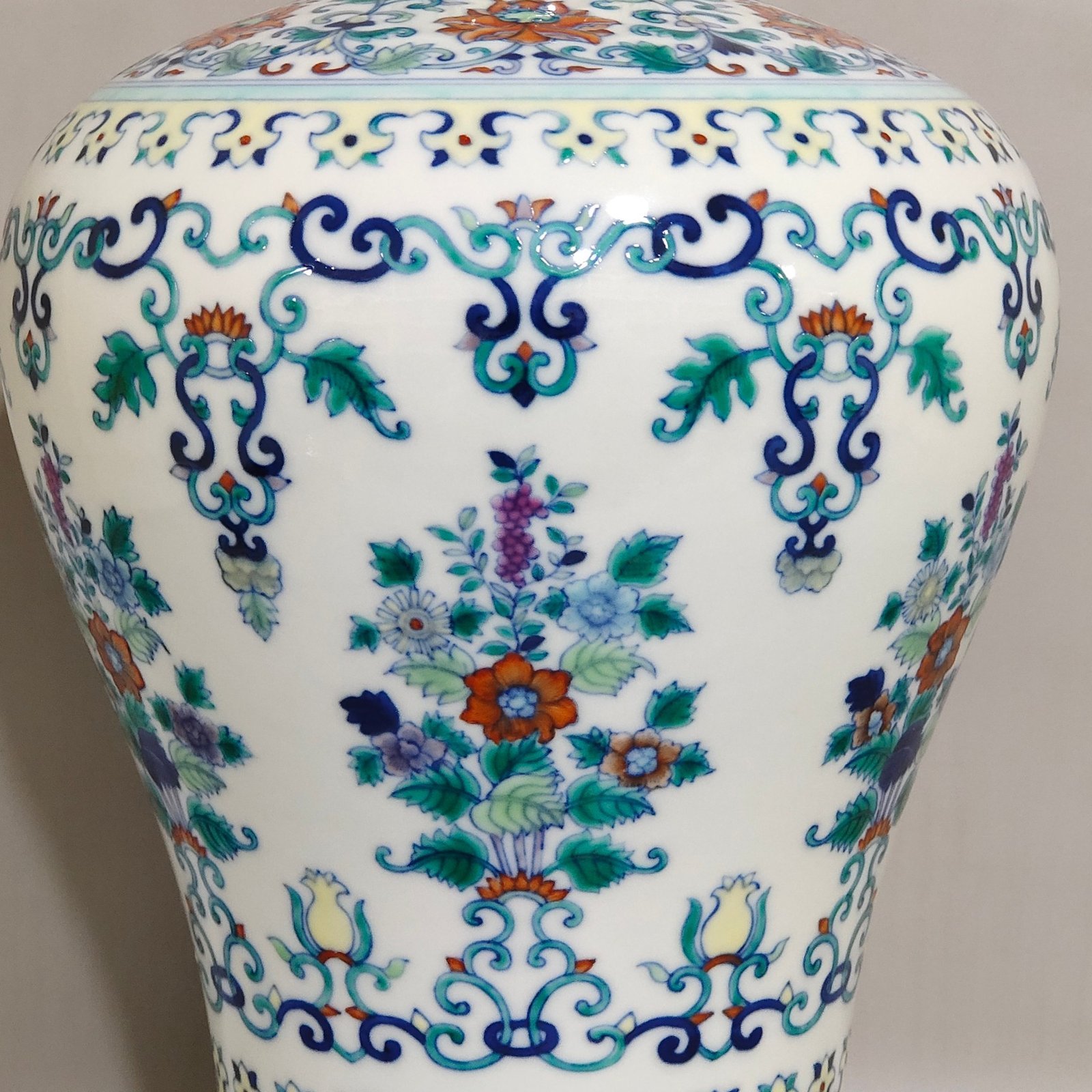 Qing Dynasty Yongzheng Doucai flower plum vase