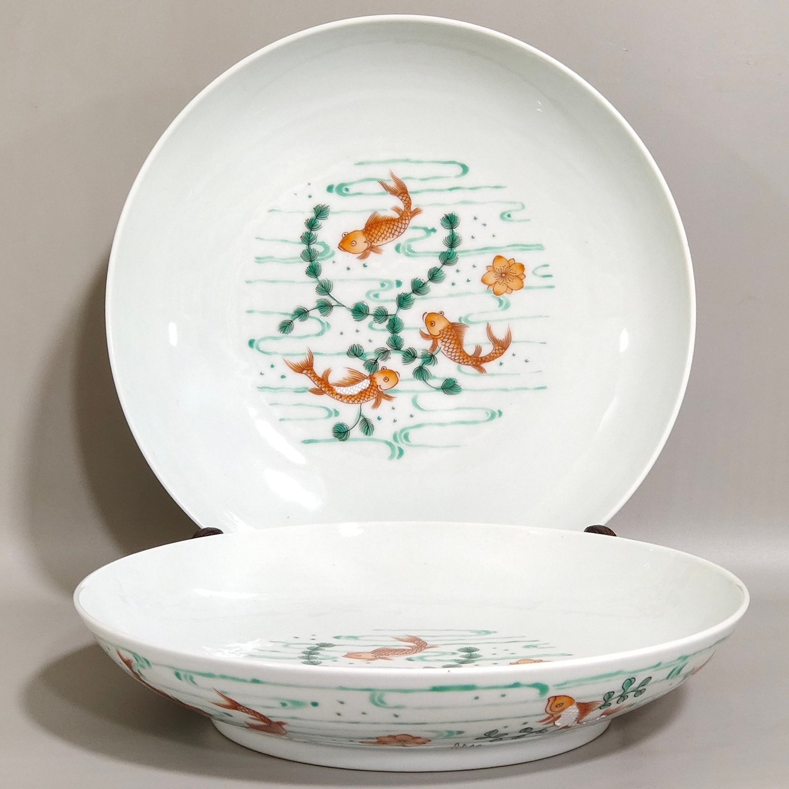 Qing Dynasty Yongzheng Red and green colored fish and algae pattern plate