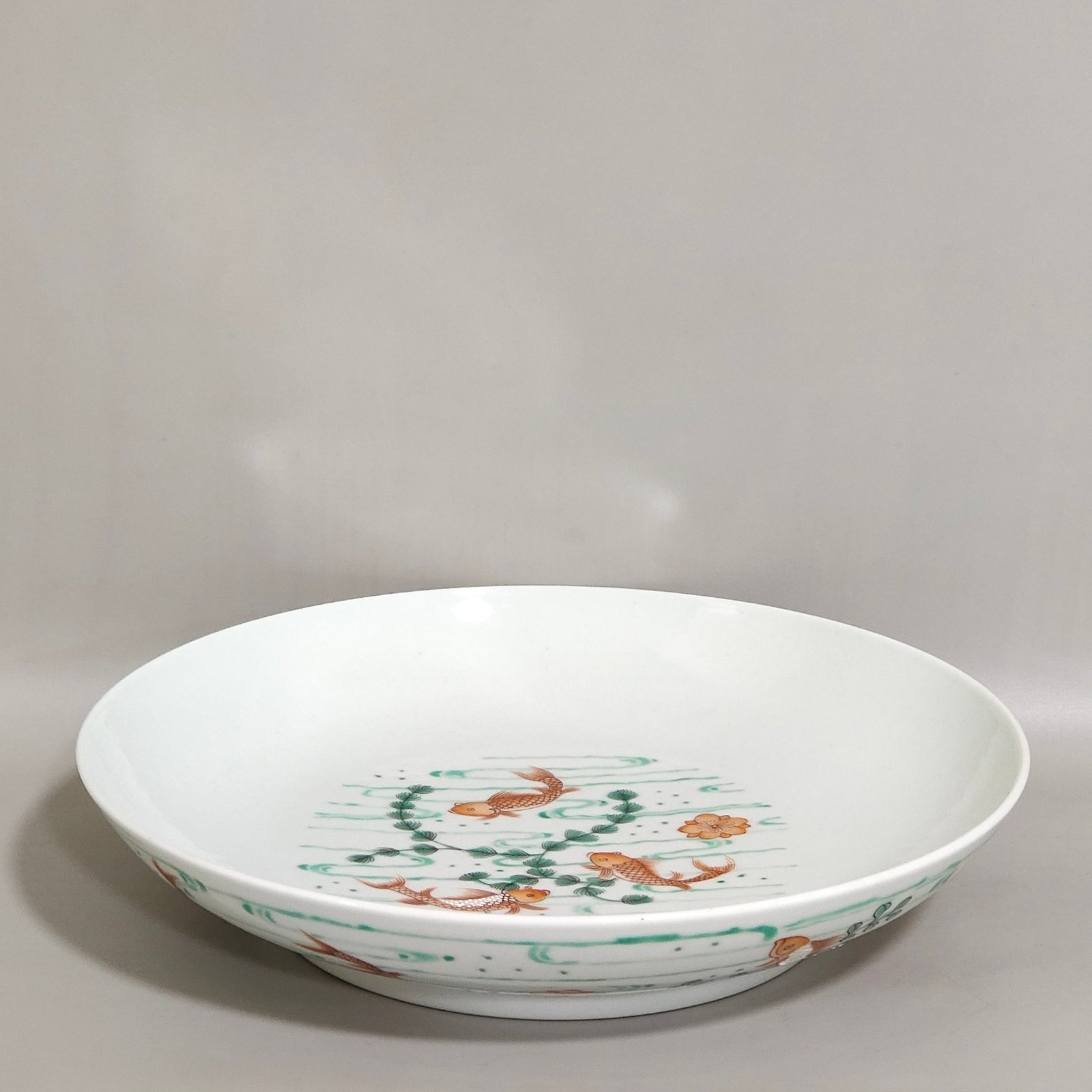 Qing Dynasty Yongzheng Red and green colored fish and algae pattern plate