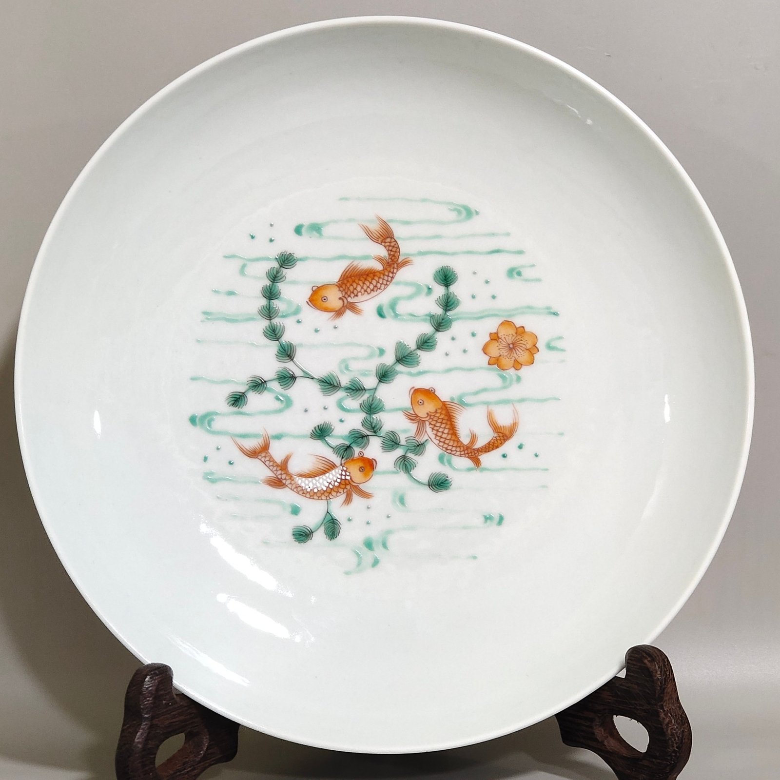 Qing Dynasty Yongzheng Red and green colored fish and algae pattern plate