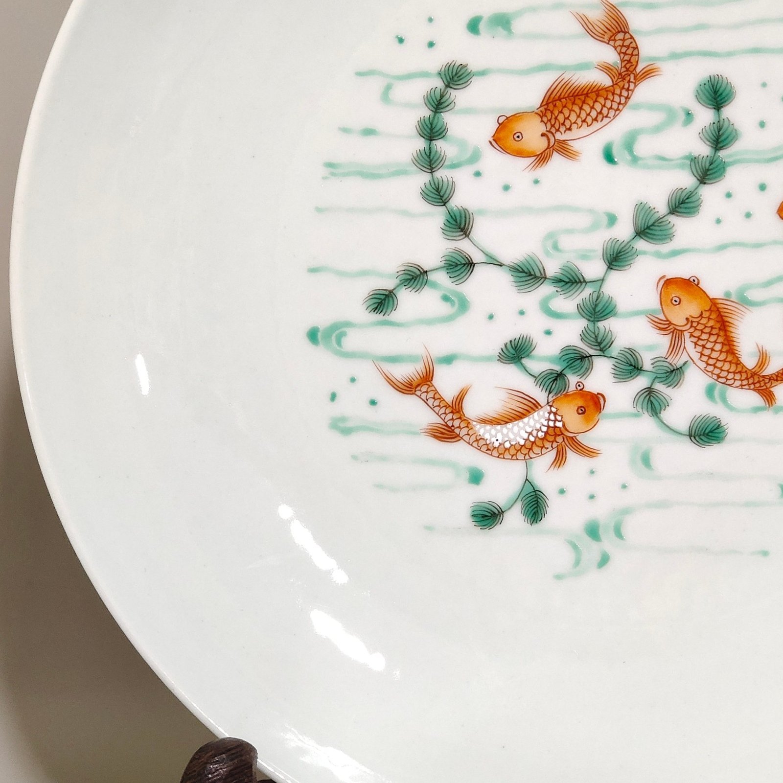 Qing Dynasty Yongzheng Red and green colored fish and algae pattern plate