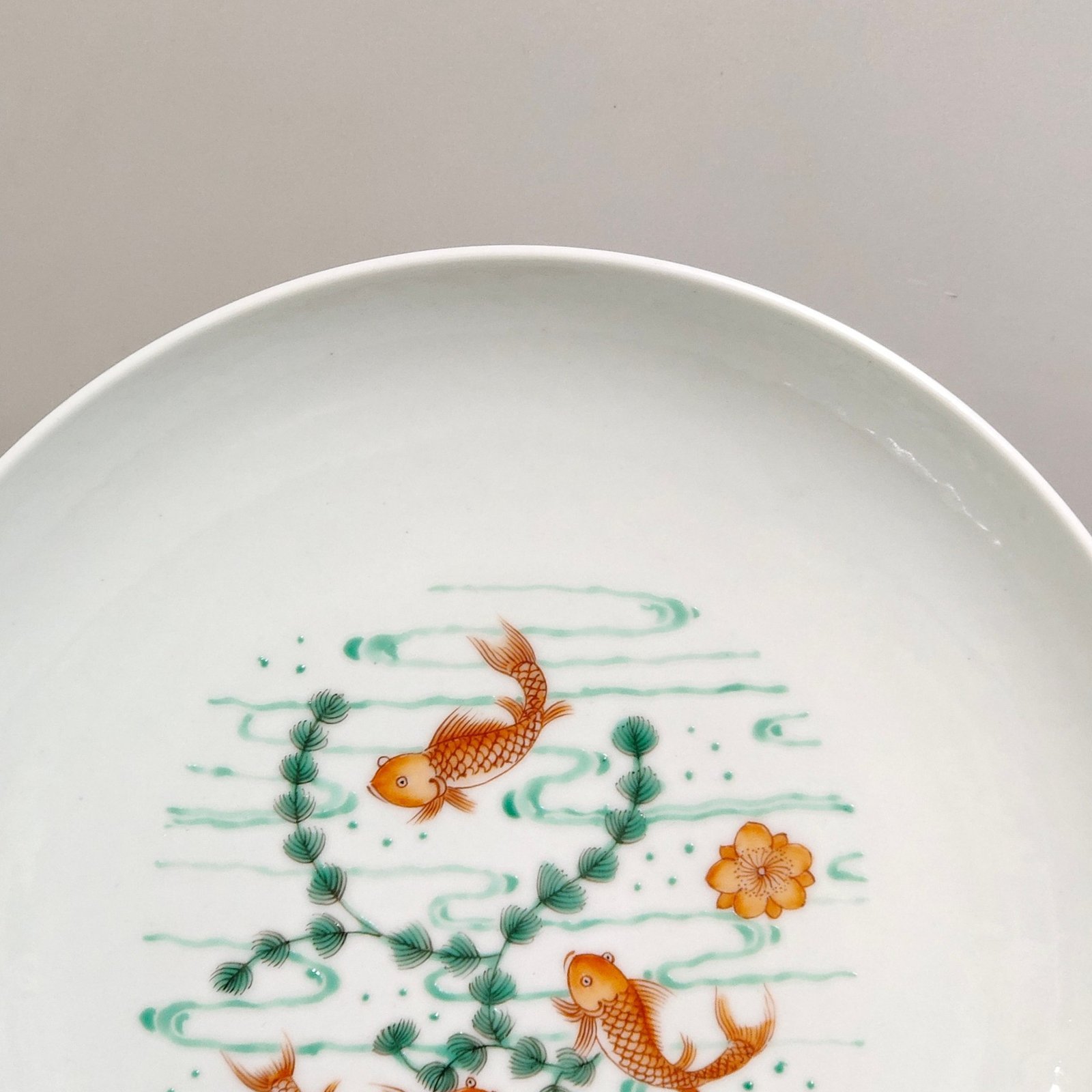 Qing Dynasty Yongzheng Red and green colored fish and algae pattern plate