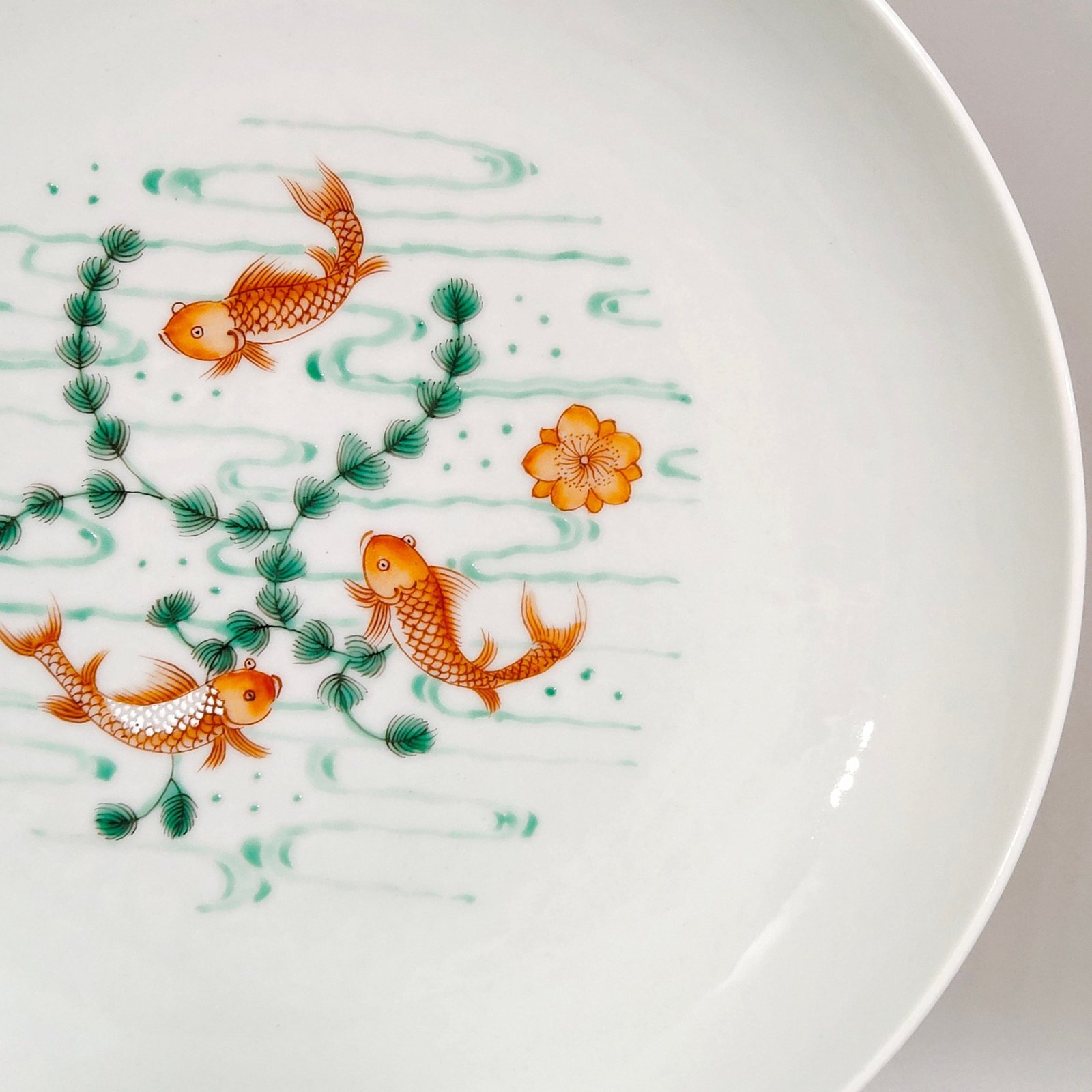 Qing Dynasty Yongzheng Red and green colored fish and algae pattern plate