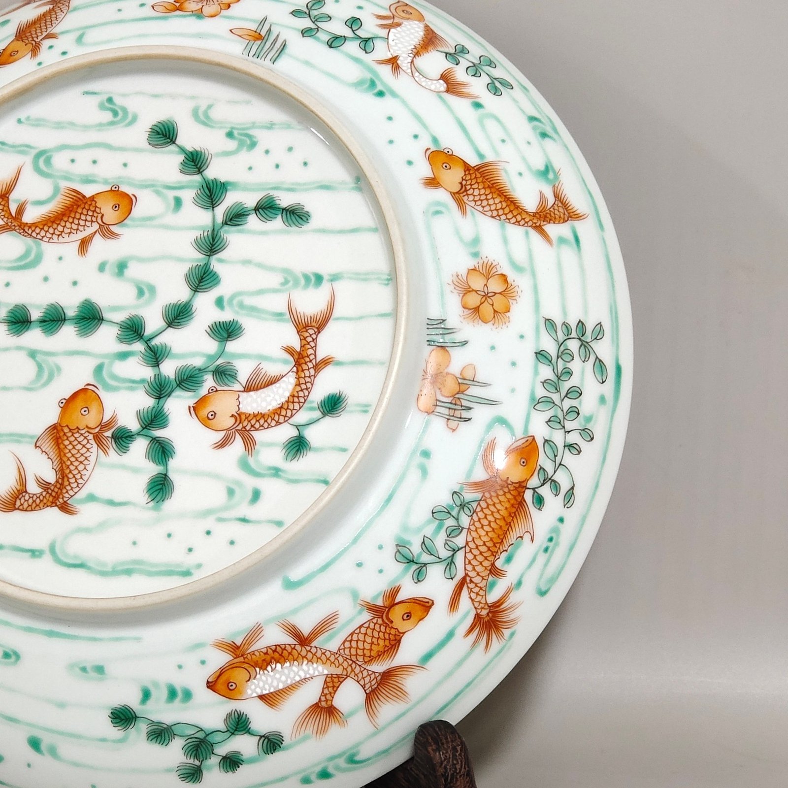 Qing Dynasty Yongzheng Red and green colored fish and algae pattern plate