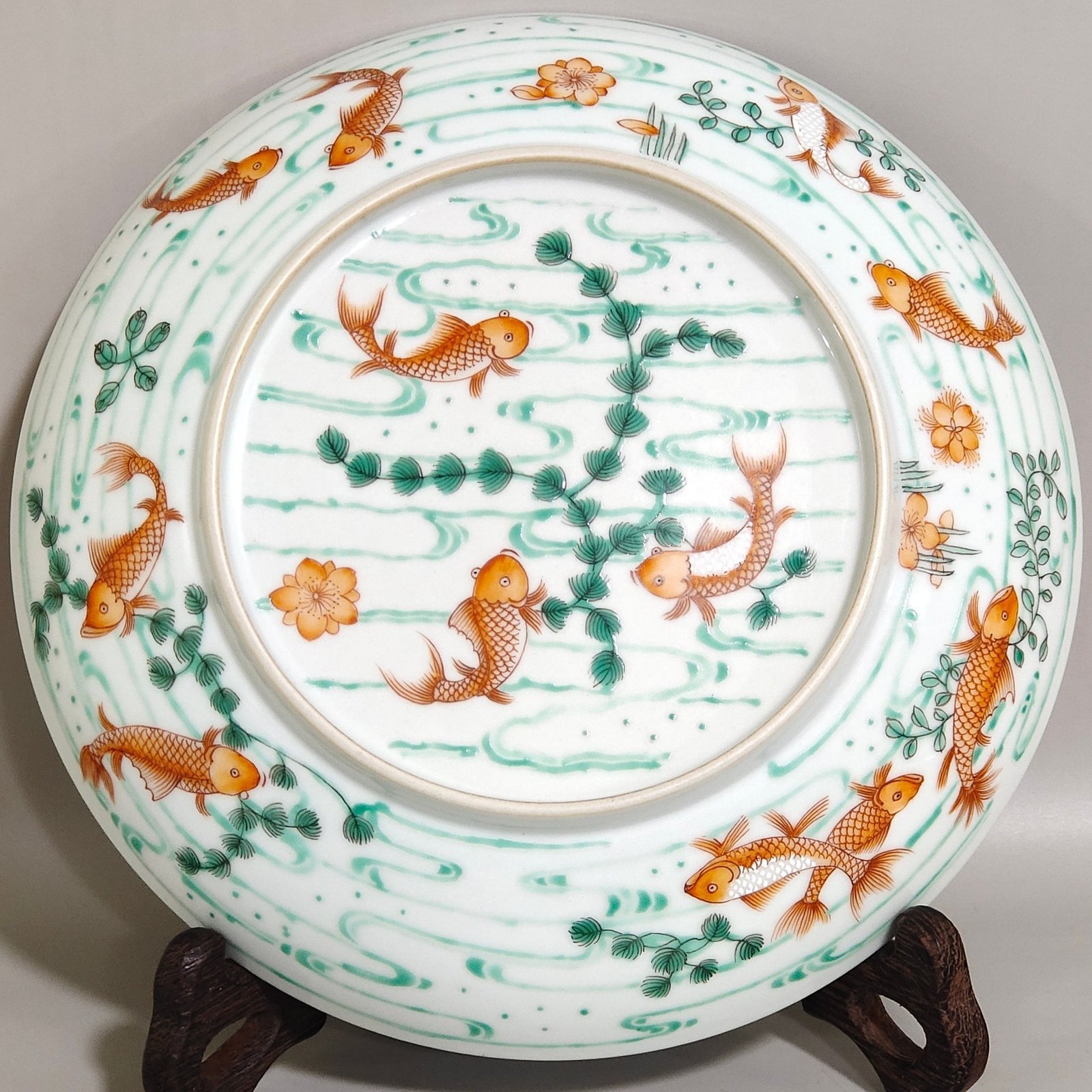 Qing Dynasty Yongzheng Red and green colored fish and algae pattern plate