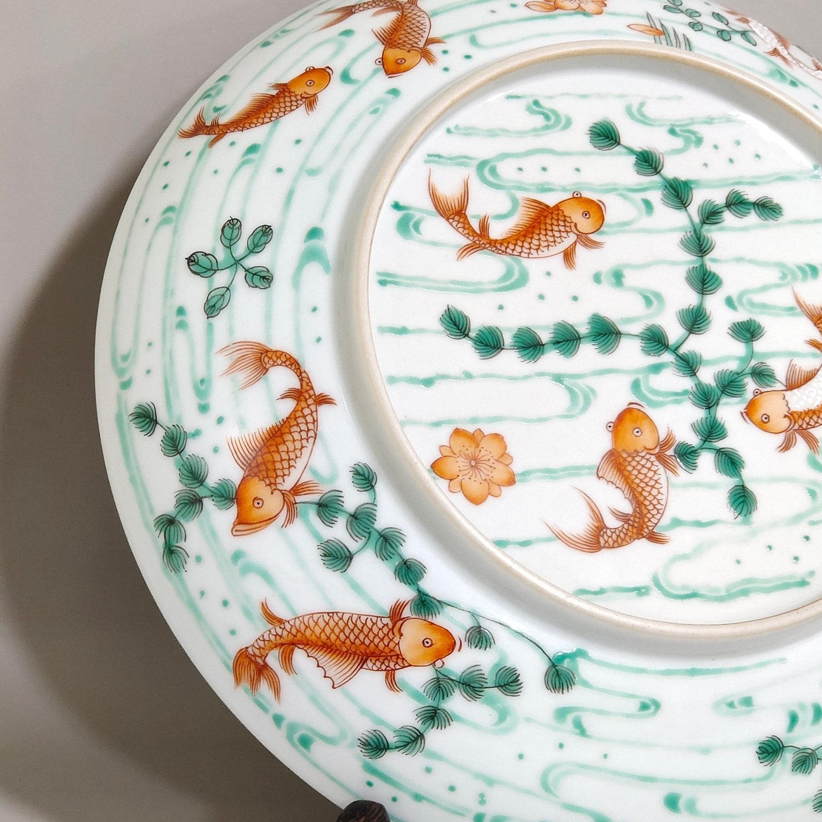 Qing Dynasty Yongzheng Red and green colored fish and algae pattern plate