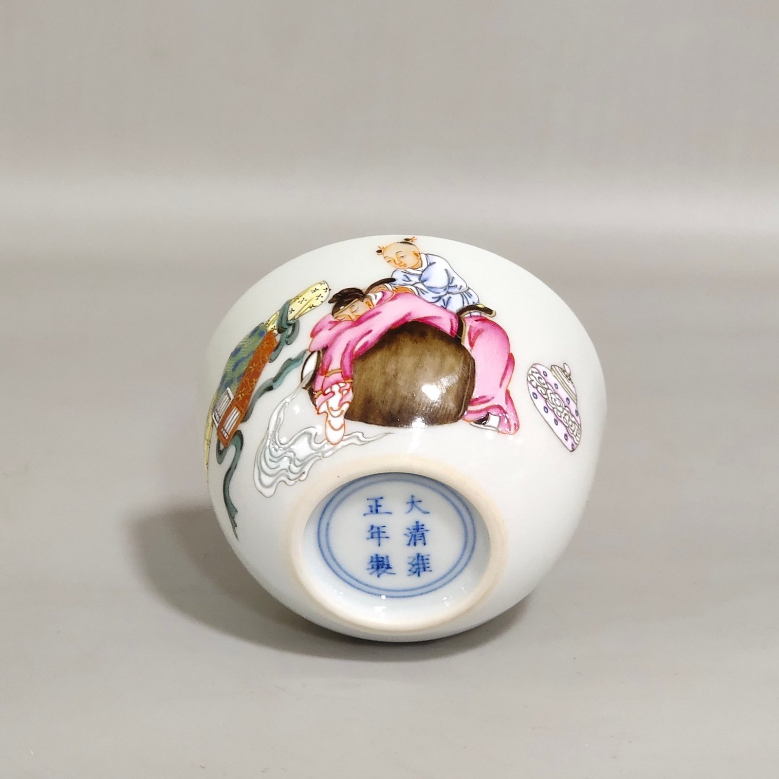 Qing Dynasty Yongzheng wine cup inscribed with poetry