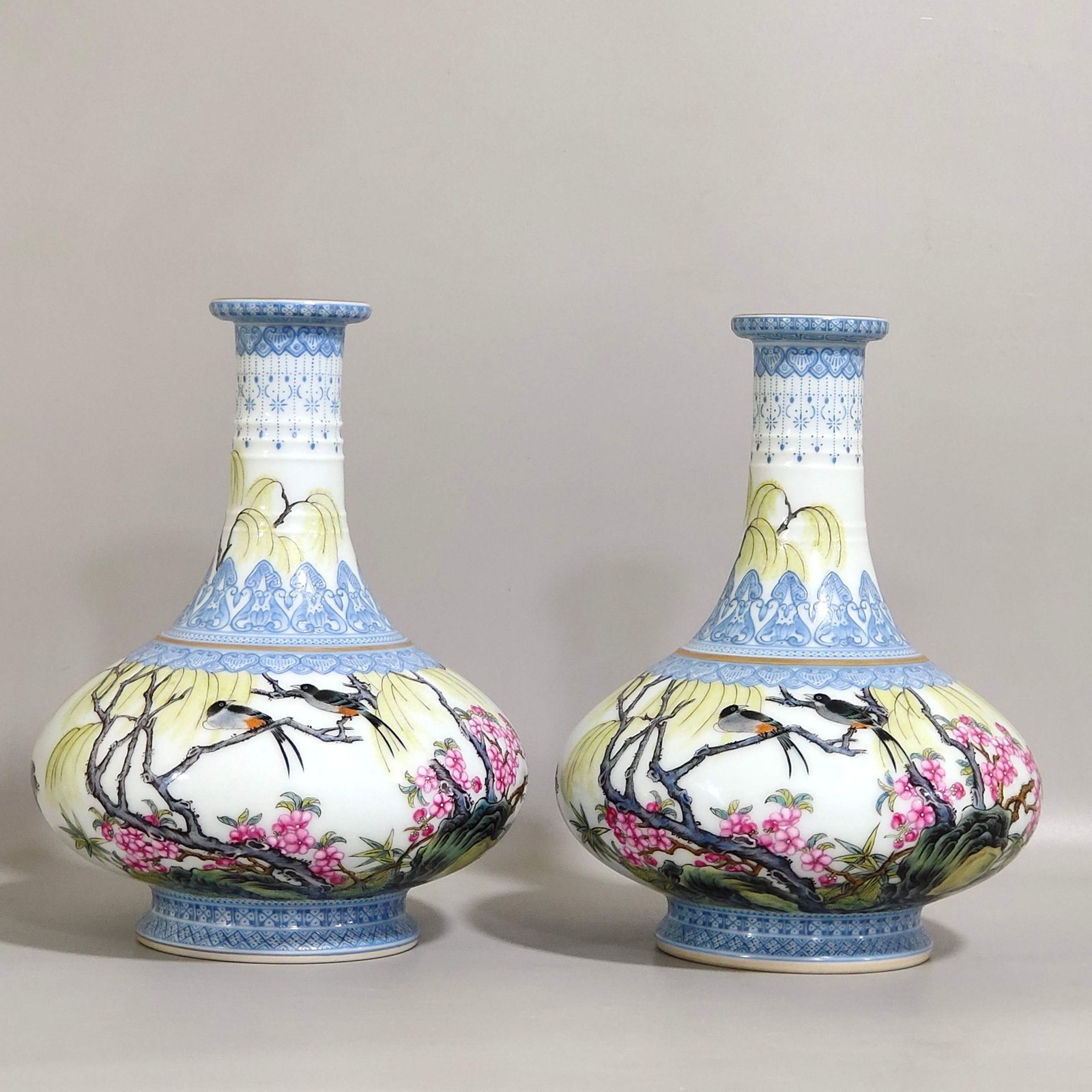 Qing Dynasty Yongzheng Famille Rose Porcelain vase with green edges
