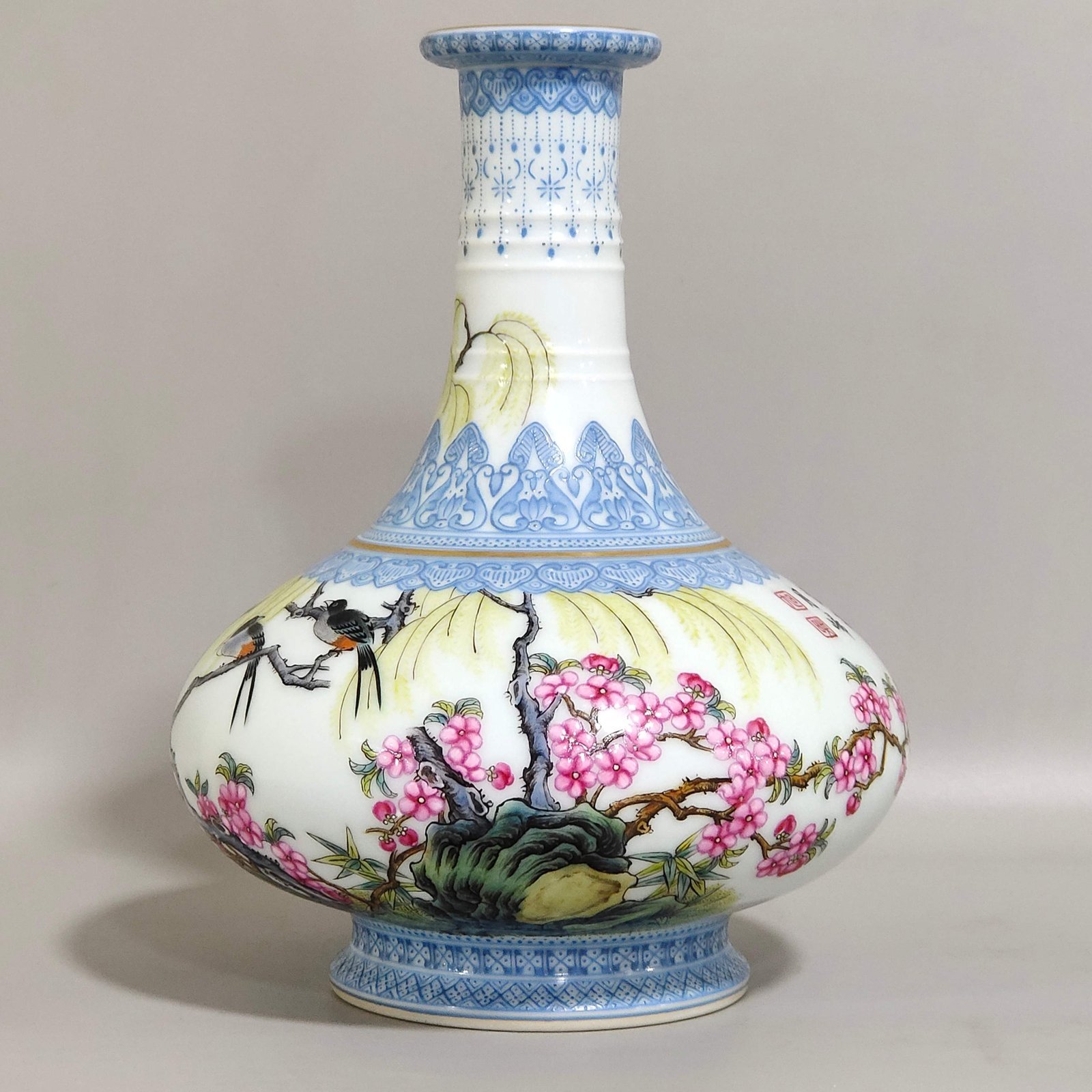 Qing Dynasty Yongzheng Famille Rose Porcelain vase with green edges