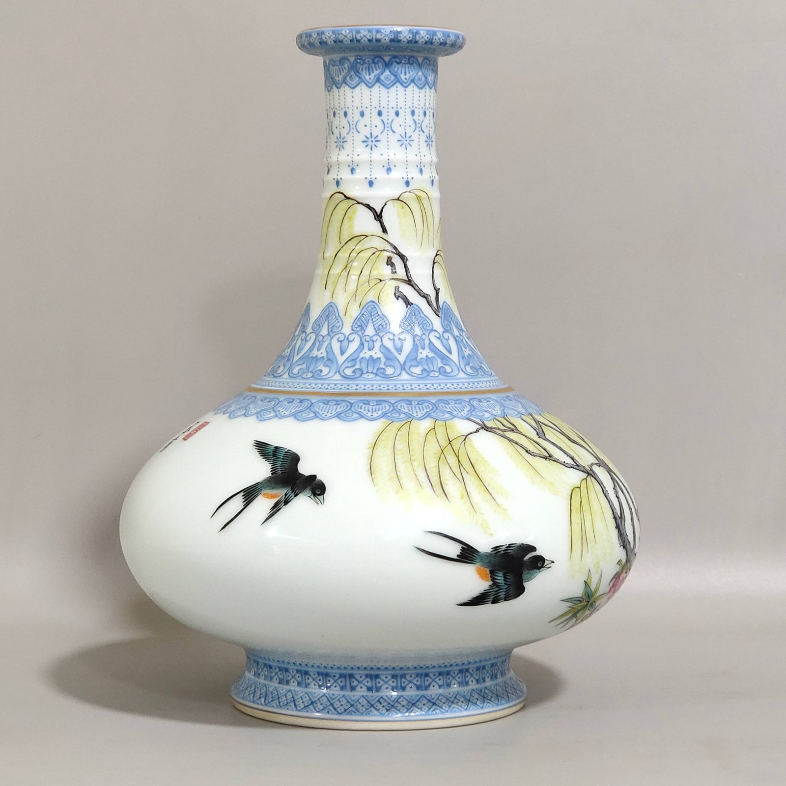 Qing Dynasty Yongzheng Famille Rose Porcelain vase with green edges