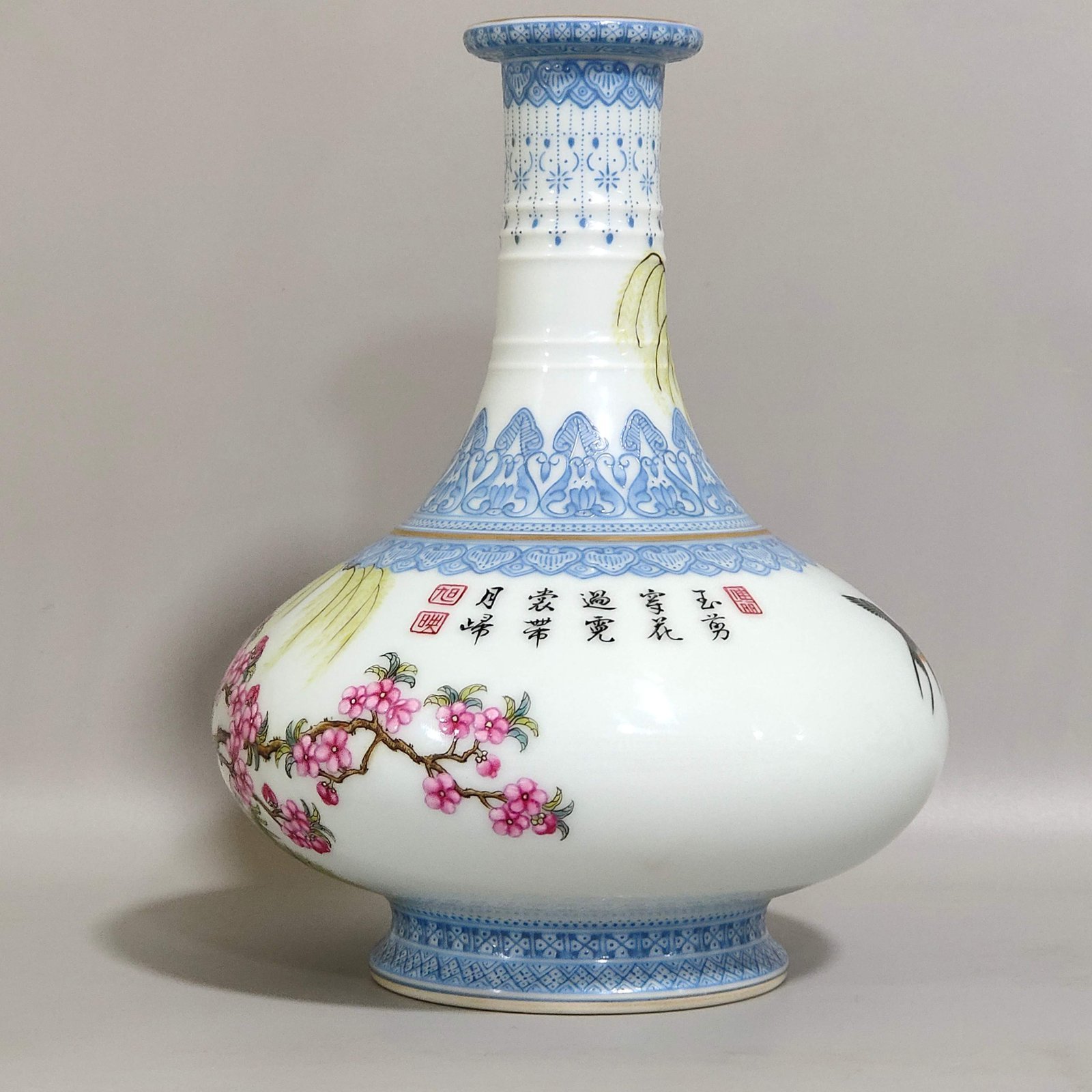 Qing Dynasty Yongzheng Famille Rose Porcelain vase with green edges