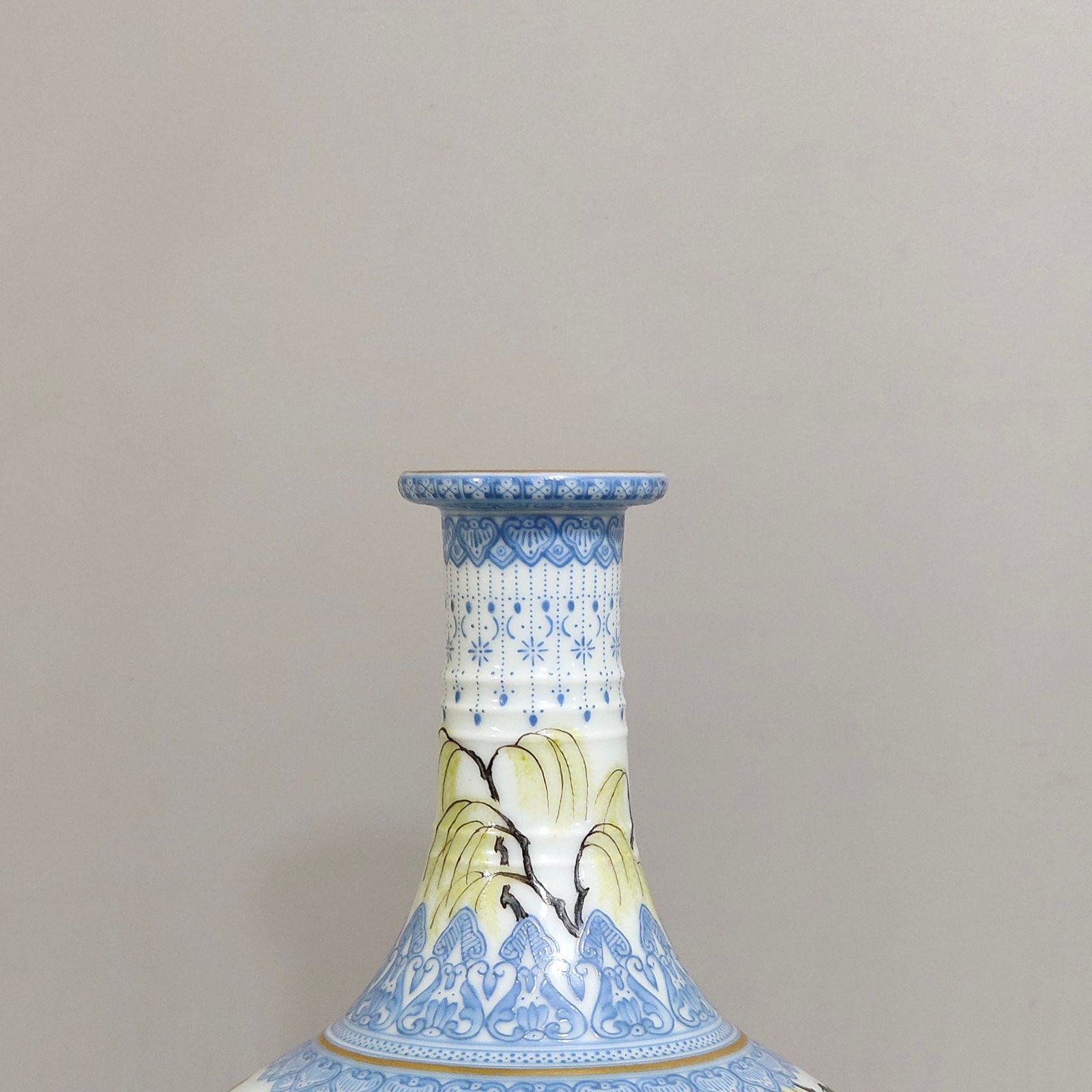 Qing Dynasty Yongzheng Famille Rose Porcelain vase with green edges